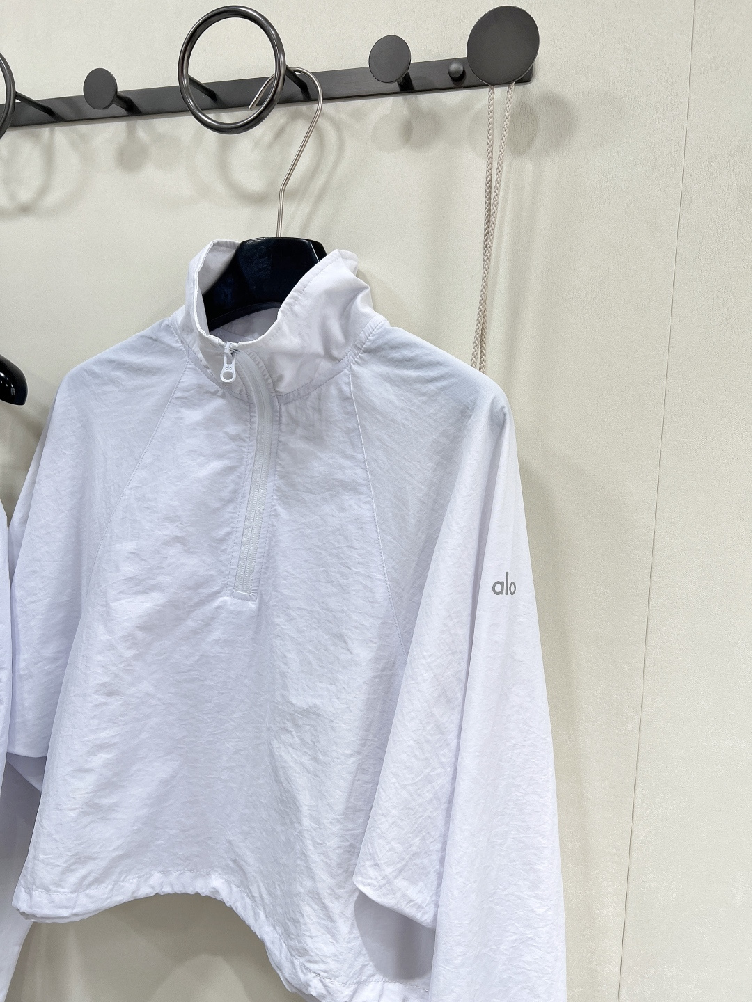 🆕alo这套防晒速干套装，把「少女感+运动感」狠狠拿捏✨✅ 半拉链立领防晒衣，轻薄透气还能抗紫外线，袖口