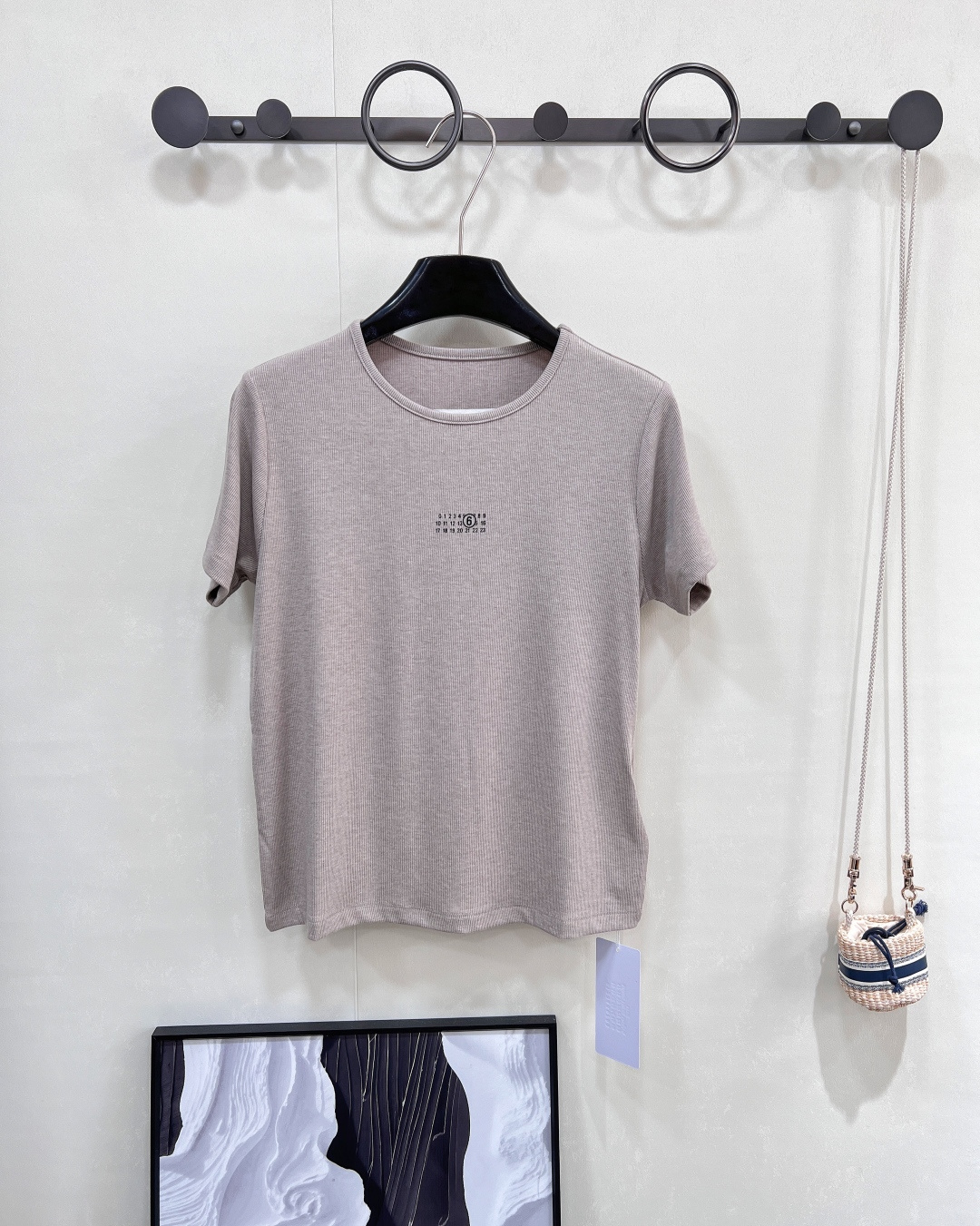 NO:421360,Maison Margiela's new letter printed thread short-sleeved T-shirt with its own brand recognition. Classic letter printing is simple and high-end, with exquisite thread design, and the neckline is not easy to deform, and it is easy to manage every day. The fabric is super texture, either pure cotton is hard and has bones, or special weaving is textured, skin-friendly and textured, and it is easy to manage every day. The style is not picky, suitable for all kinds of figures, fashionable and high-end, wearing jeans and skirts, and becomes a slack beauty in seconds. The fashionableness is directly full. One piece unlocks N styles, easily improves clothing quality, Magila powder closes its eyes, the 'evergreen tree' in the fashion circle is solid, whoever wears it, who falls in love~ Three standards are complete, large-scale products are shipped SML code,,masion margiela, skirts, jeans, T-shirt,tees, t-shirt,alexander wang19860909Maison Margiela新款字母印花螺纹短袖T恤,自带品牌辨识度 经典字母印花简约又高级,螺纹设计精致,领口不易变形,日常好打理.面料质感超绝,或纯棉硬挺有筋骨、或特殊织法带纹理,亲肤又显质感,日常好打理 版型不挑人,适合各种身材,单穿时髦、内搭高级,搭牛仔裤、半裙秒变松弛感美人,时髦度直接拉满 一件解锁N种风格,轻松提升衣品,马吉拉粉闭眼入,时尚圈“常青树”实锤 ,谁穿谁爱上~三标齐全,大货出 尺码sml 编码,,masion margiela,skirts,jeans,T-shirt,tees，t-shirt,alexander wang,Women's clothing