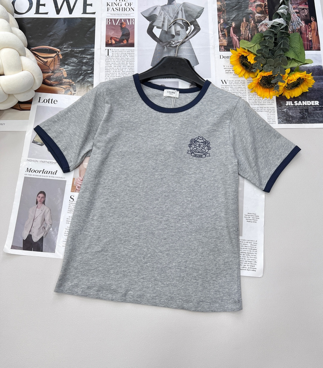 NO:421397,CELINE Simple alphabet Arc de Triomphe printed short-sleeved T-shirt is made of classic 26-prong cotton single-sided plain fabric. Cotton is soft and comfortable, light and breathable. Customized contrasting edging technology. Temperate girlish style. Age-reducing and fashionable item!  Simple and high-recognition, retro, fashionable and versatile, contrasting colors are very good, and look particularly high-end and white. Wearing them to reduce age, girlishly, simple letter logo T-shirt, contrasting colors, round neckline, lively and cute, and they are also very versatile when worn alone or in-house!  The casual retro high-end texture, the classic Arc de Triomphe logo elements are practical and fashionable. Academy series | Unlimited youth, effortlessly creates a college style. The temperament is instantly improved, allowing you to stand out from the crowd. The three standards are complete!  Two colors size sml code, celine, T-shirt,tees, t-shirt,alexander wang19860909CELINE 简约字母凯旋门印花短袖T恤 采用经典的26支全棉单面平纹面料 棉质柔软舒适且轻薄透气 定制撞色包边工艺 气质少女风 减龄又时髦单品！ 简约高辨识度 复古时髦又百搭 撞色很好看 显得特别高级显白 穿上减龄少女感 简洁的字母logoT恤 撞色圆领尽显活泼可爱 单穿或者内搭也都特百搭！ 随性复古的高级质感 经典凯旋门标识元素实用且时髦 学院系列 ｜无限青春 不费力营造学院风. 气质瞬间提升,让你在人群中脱颖而出.三标齐全！两色出 尺码sml 编码,,celine,T-shirt,tees，t-shirt,alexander wang,Women's clothing