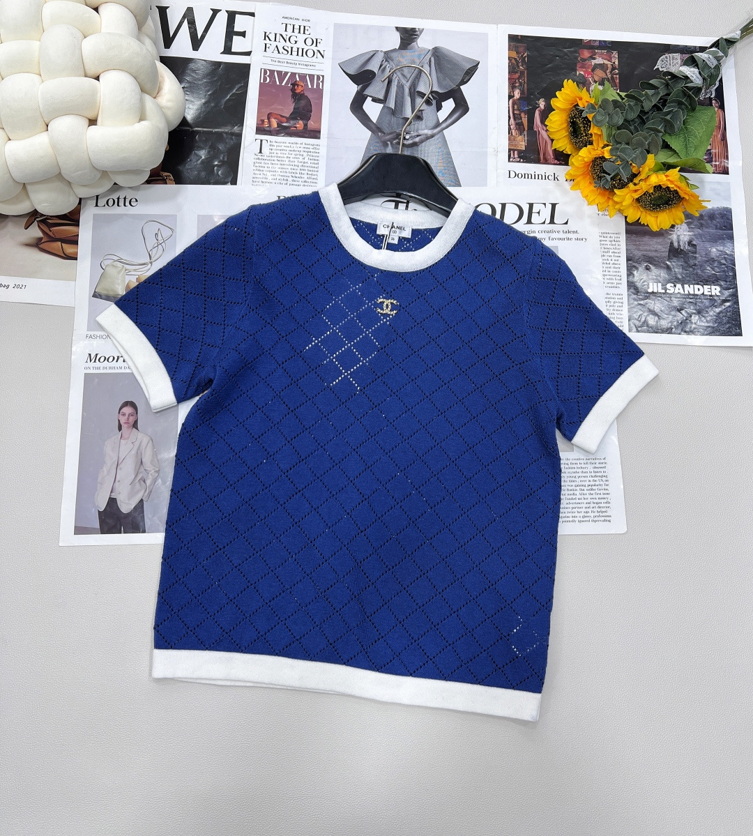 NO:421406,CHANEL Xiaoxiang style diamond-shaped hollow sweater short sleeves This knitted short sleeves deeply captured my heart!  Super positive style, good hand to show white skin. The contrasting color diamond hollow design shows elegance, and the double C metal logo embellishes, highlighting the brand's exquisite craftsmanship and unique style. Inject a decent and elegant temperament into the body, demonstrating personal taste and temperament. A walking little girl shows temperament and charm. Super high-end color. The off-white feels clear. The heroine of a gentle French movie is a visual sense. The crochet flowers are beautiful and romantic~ A sweet girl with elegant temperament~ Healing style is high-value. The upper body looks slim and tall!  The exquisite and low-key color scheme is full of texture, the temperament is versatile, showing the sweet and elegant ladylike temperament, the noble daughter's outfit is gentle, white moonlight three-standard, two colors are excellent SML code, chanel, T-shirt, alexander wang19860909CHANEL 小香风菱格镂空针织衫短袖 这个针织短袖深深的俘获了我的心！超正的版型,显肤白的好手 撞色色菱格镂空设计尽显优雅,双C金属logo点缀,突显品牌的精致工艺和独特风格.为衣身注入得体优雅的气质,彰显个人品味与气质 行走的小香女孩 穿搭出气质魅力 超级高级色系 米白色好有清透感 温柔法式电影女主即视感 钩织花朵唯美浪漫～ 气质优雅的甜美少女～治愈系高颜值 上身显瘦又高挑！精致低调的配色充满质感 气质百搭 尽显甜美优雅淑女气质 贵气千金穿搭温柔白月光三标齐全,两色出 尺码sml 编码,,chanel,T-shirt,alexander wang,Women's clothing