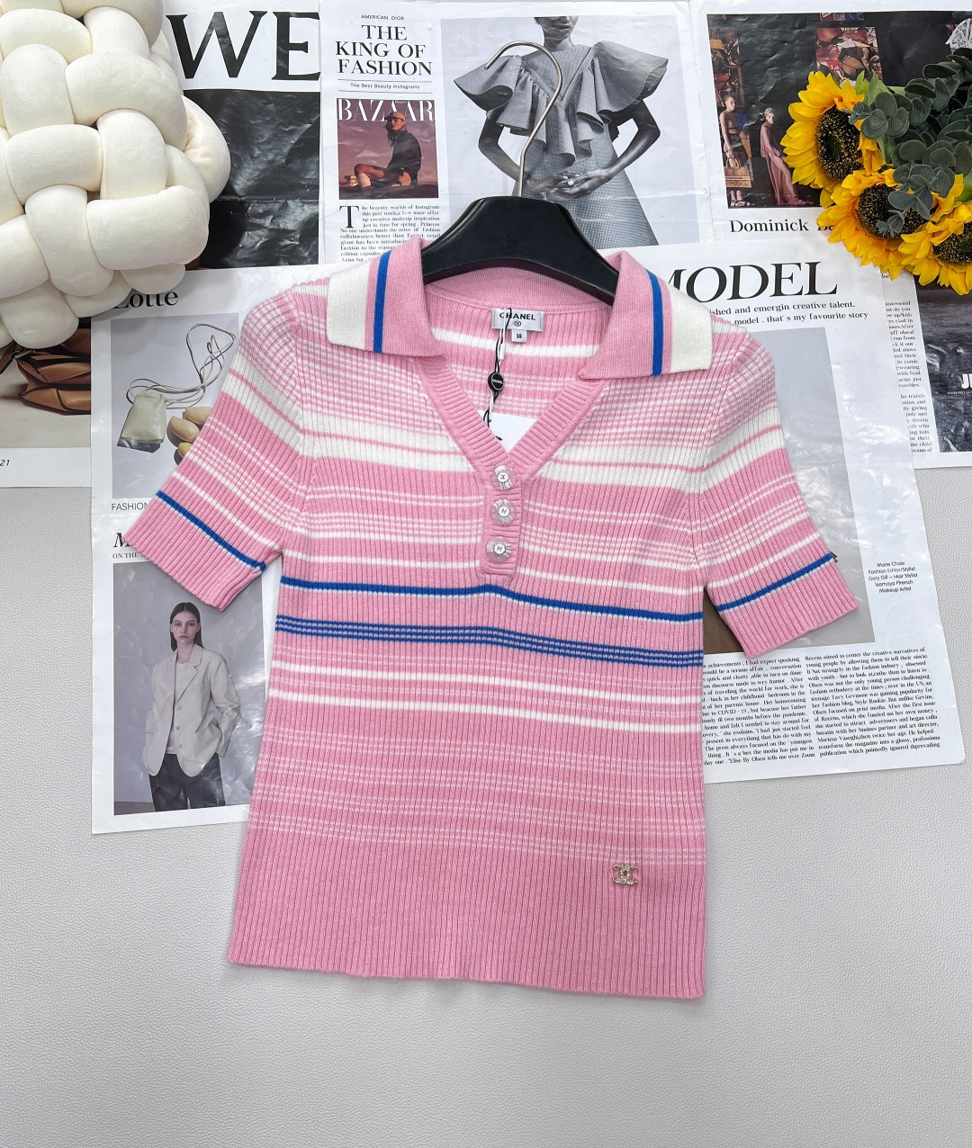 NO:421416,CHANEL Xiaoxiangfeng Contrast Color Knitted Sweater Short Sleeve This knitted short sleeve deeply captured my heart!  Super positive style, good hand to show white skin. Contrast color stripes. Double C metal logo embellishes, highlighting the brand's exquisite craftsmanship and unique style. Inject a decent and elegant temperament into the body, highlighting personal taste and temperament. Three-piece logo buckles on the neckline, exquisite finishing touch and full style. A slightly loose style, which accommodates all body shapes, has both comfort and beautiful lines. Contrast color and swing, outline three-dimensional outlines, and makes the shape more neat. Horizontal texture stripes + strip craftsmanship, three-dimensional and beautiful and heavy on classic stripes, versatile and practical wear, blue pink/black and orange are available, you can wear all seasons without worrying about wearing, fashionable items with closed eyes, three-standard standards, large-scale products Size sml code, chanel, T-shirt, alexander wang19860909CHANEL 小香风撞色针织衫短袖 这个针织短袖深深的俘获了我的心！超正的版型,显肤白的好手 撞色条纹.双C金属logo点缀,突显品牌的精致工艺和独特风格.为衣身注入得体优雅的气质,彰显个人品味与气质,领口三粒 logo 扣,精致点睛,格调拉满. 微松版型,包容各种身形,舒适与线条美兼得 撞色收摆,勾勒立体轮廓,造型更显利落 横向肌理条纹+对条工艺,立体好看又重经典条纹撞色,百搭实穿,蓝粉/黑橙三色可选,四季穿搭不发愁,闭眼入的时髦单品,三标齐全,大货出 尺码sml 编码,,chanel,T-shirt,alexander wang,Women's clothing