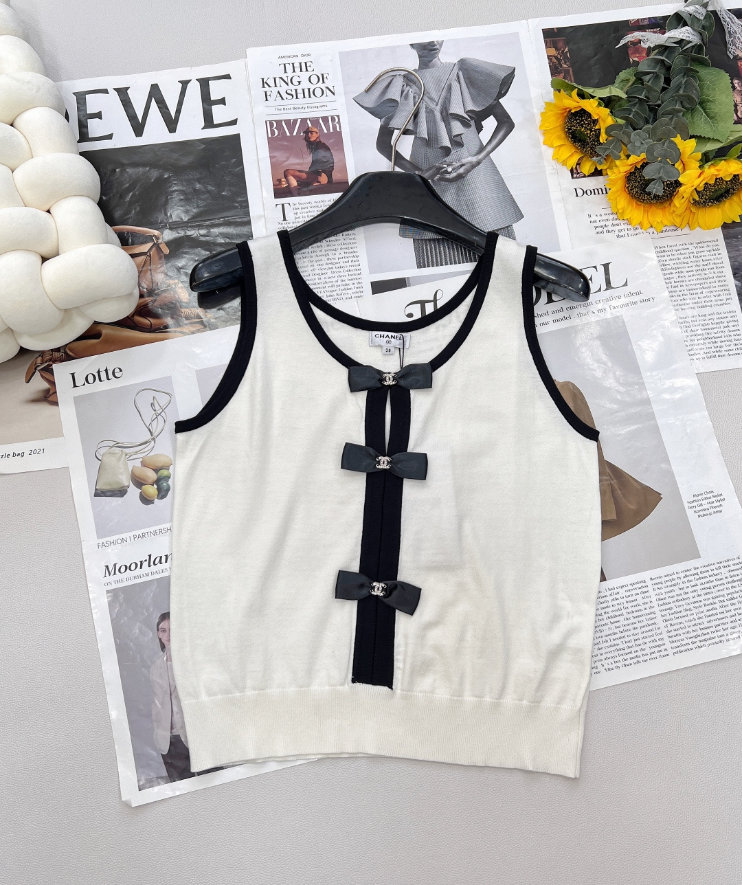NO:422889,CHANEL's new small fragrant style bow knitted vest, weld the elegance to the body. Who knows!  Xiaoxiang's contrasting bow knitted short sleeves directly grasp the French elegance. Classic black and white contrasting colors, V-neck + lace design, with a gentle filter~ The three bows are scattered and decorated, exquisite and playful. The knitted fabric is soft and glutinous, skin-friendly, and refreshing and breathable in summer. When you go out on the street and afternoon tea on dates, you can easily match it with a noble and relaxing feeling. The 'Canel in the World' outfit template will become exquisite in seconds. The two colors and three standards are complete!  Size sml code, chanel, chanel, T-shirt, alexander wang19860909CHANEL新款小香风蝴蝶结针织背心,把优雅焊在身上 谁懂啊！小香这件撞色蝴蝶结针织短袖,直接把法式优雅拿捏死 经典黑白撞色,V领+花边设计,自带温柔滤镜~ 三颗蝴蝶结错落点缀,精致又俏皮 针织面料软糯亲肤,夏天穿也清爽透气,日常出街、约会下午茶,随手一搭就是贵气松弛感,妥妥的“人间香奈儿”穿搭模板,穿上秒变精致大小姐两色出三标齐全！ 尺码sml 编码,,chanel,chanel,T-shirt,alexander wang,Women's clothing