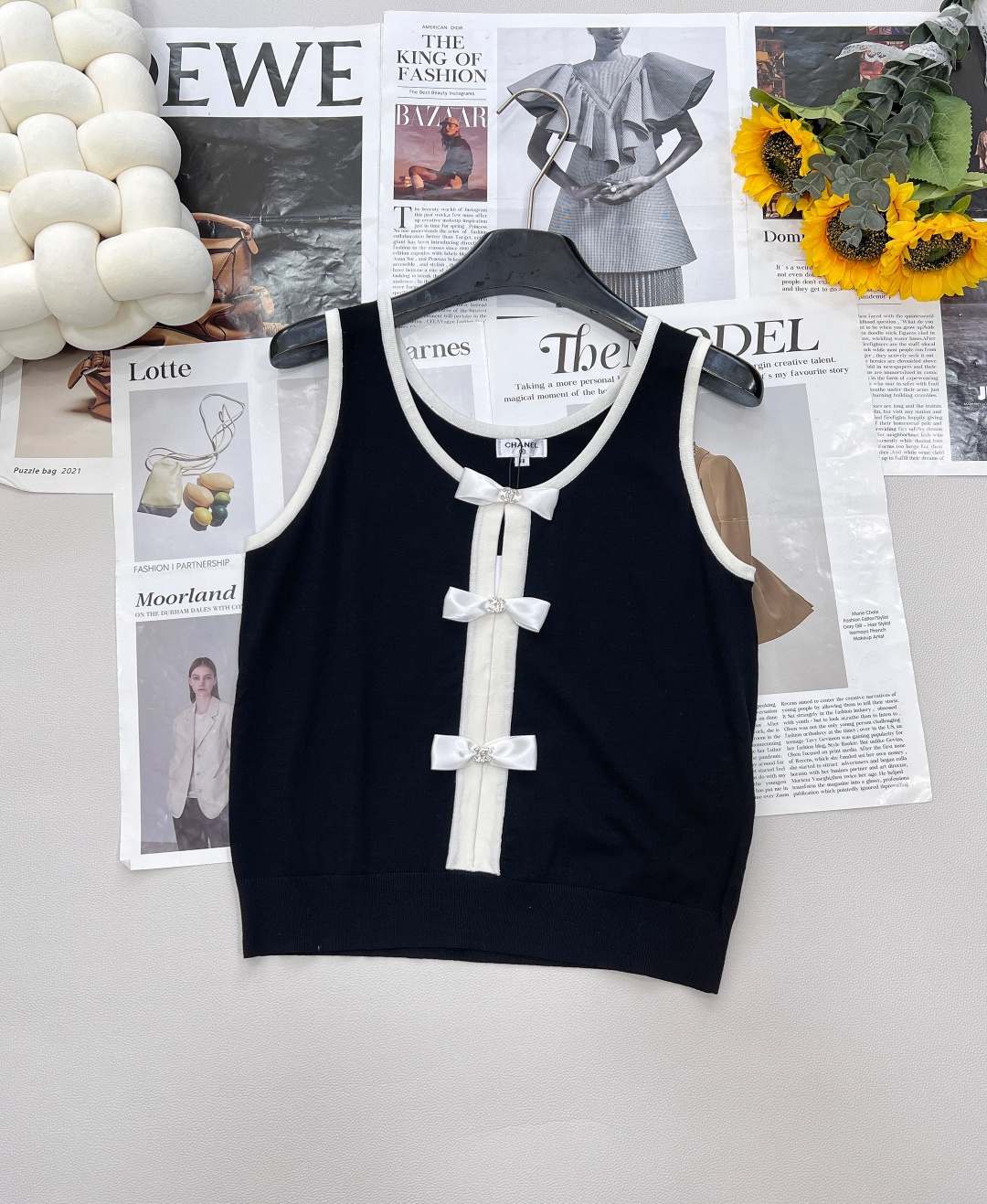 NO:422912,moCHANEL's new small fragrance style bow knitted vest, weld the elegance to the body. Who knows!  Xiaoxiang's contrasting bow knitted short sleeves directly grasp the French elegance. Classic black and white contrasting colors, V-neck + lace design, with a gentle filter~ The three bows are scattered and decorated, exquisite and playful. The knitted fabric is soft and glutinous, skin-friendly, and refreshing and breathable in summer. When you go out on the street and afternoon tea on dates, you can easily match it with a noble and relaxing feeling. The 'Canel in the World' outfit template will become exquisite in seconds. The two colors and three standards are complete!  Size sml code, chanel, chanel, T-shirt, alexander wang19860909moCHANEL新款小香风蝴蝶结针织背心,把优雅焊在身上 谁懂啊！小香这件撞色蝴蝶结针织短袖,直接把法式优雅拿捏死 经典黑白撞色,V领+花边设计,自带温柔滤镜~ 三颗蝴蝶结错落点缀,精致又俏皮 针织面料软糯亲肤,夏天穿也清爽透气,日常出街、约会下午茶,随手一搭就是贵气松弛感,妥妥的“人间香奈儿”穿搭模板,穿上秒变精致大小姐两色出三标齐全！ 尺码sml 编码,,chanel,chanel,T-shirt,alexander wang,Women's clothing