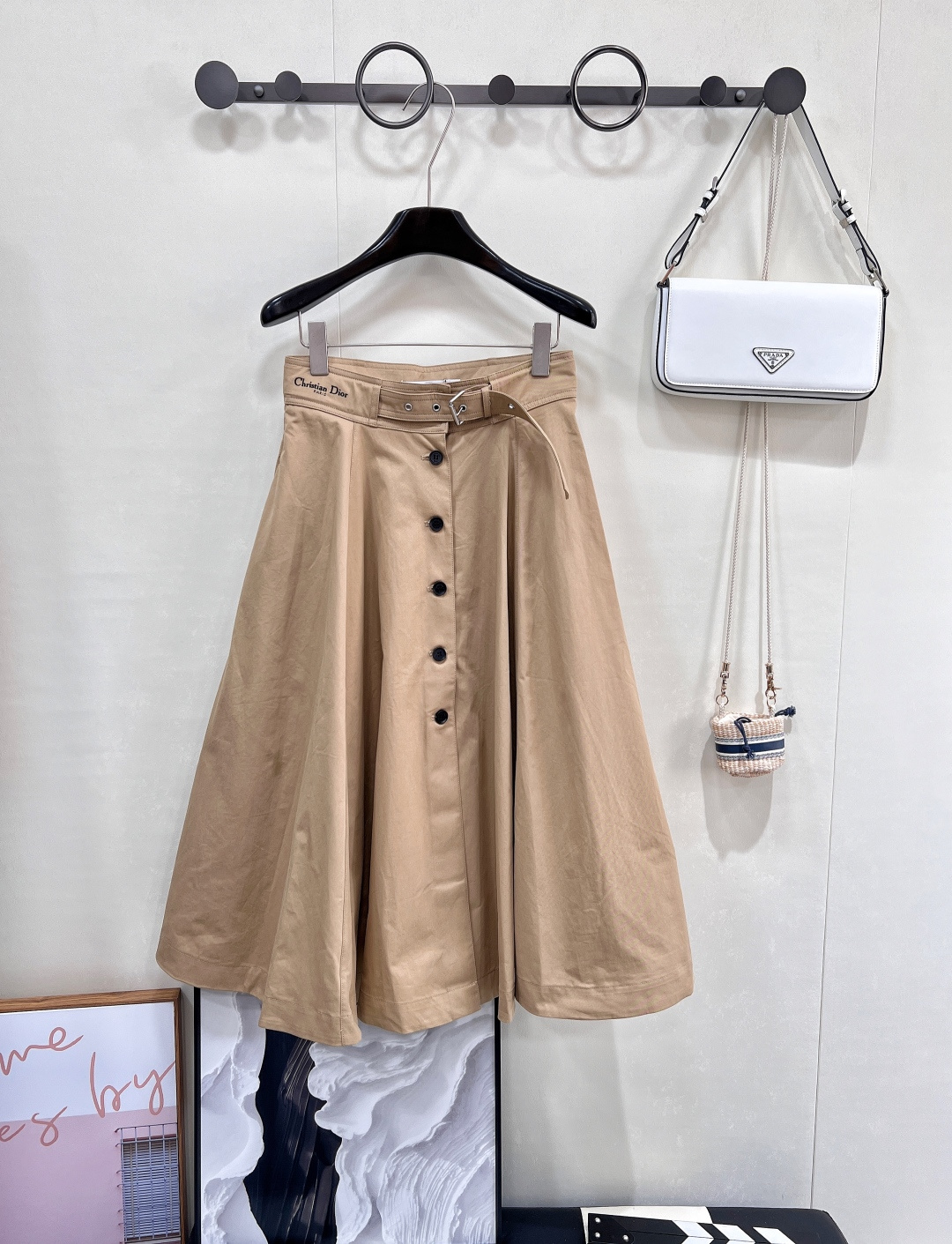 NO:422930,Dior25Ss spring and summer new single-breasted letter belt skirt丨Exclusive high-end production!  Invisible belt, custom letter logo embroidery on the waist, just right length, casual and straight legs, delicate tailoring of the waist and hips, super perfect decoration of the upper body ~ The texture and comfort of the fabric are different, and the more fashionable and energetic!  All seasons are available. Good styles that will never go out of date for many years~, three specifications are complete, large-scale products are available SML code, Dior, Skirts, Alexander wang19860909Dior25Ss春夏新款单排扣字母腰带半身裙丨独家高版出品！隐形腰带 腰头定制字母logo刺绣 恰到好处的长度 版型休闲又显腿直 腰胯部分剪裁精细 上身版型修饰的超级完美 ～ 面料质感舒适度都普通的牛仔不一样 多一份时髦活力！四季皆可 穿多少年都不会过时的好款～,三标齐全,大货出 尺码sml 编码,,dior,skirts,alexander wang,Women's clothing