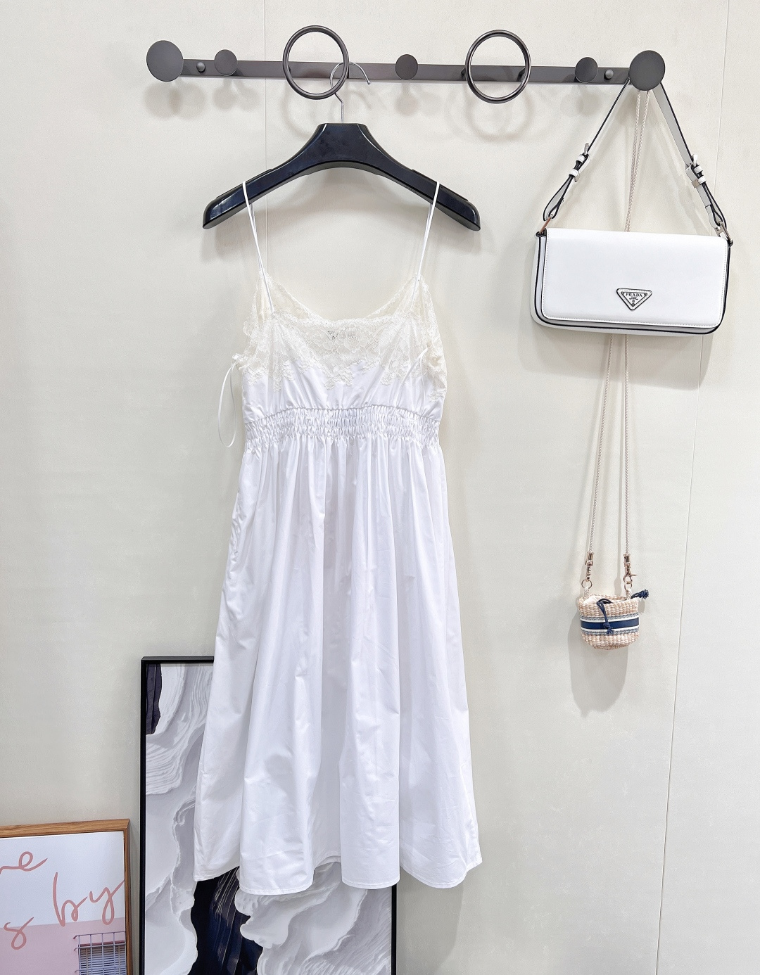 🆕Miumiu25SS新款自带高光的蕾丝花边吊带裙💫 是谁还没被缪缪这款蕾丝花边吊带连衣裙拿捏！ 吊带设