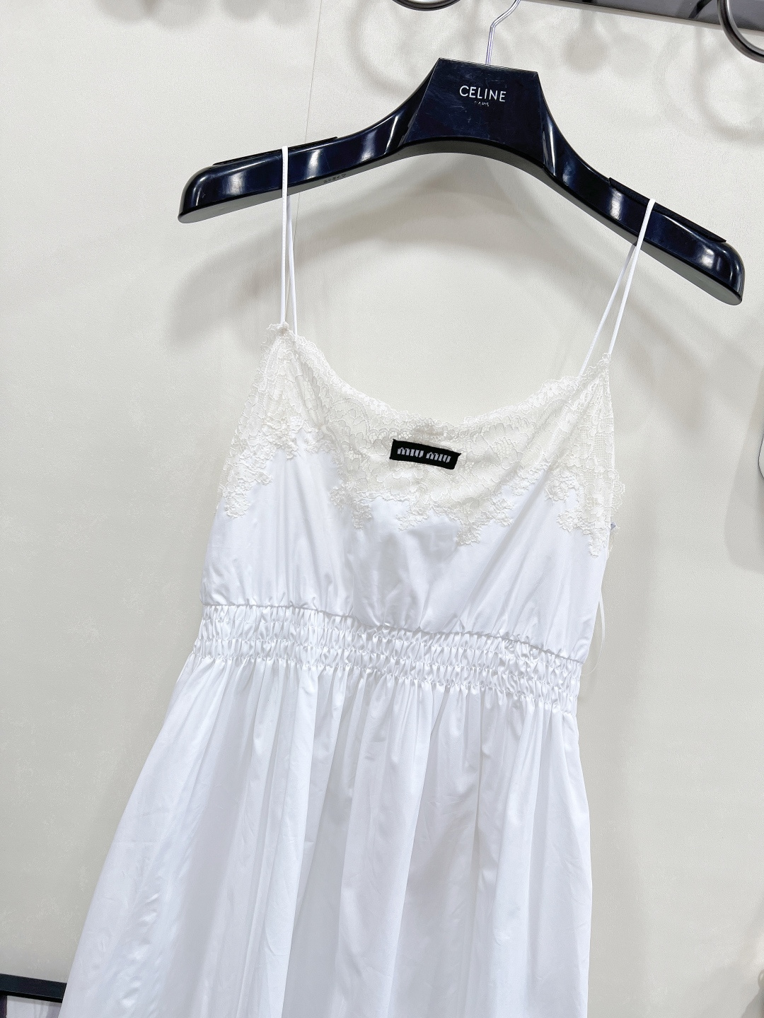 🆕Miumiu25SS新款自带高光的蕾丝花边吊带裙💫 是谁还没被缪缪这款蕾丝花边吊带连衣裙拿捏！ 吊带设