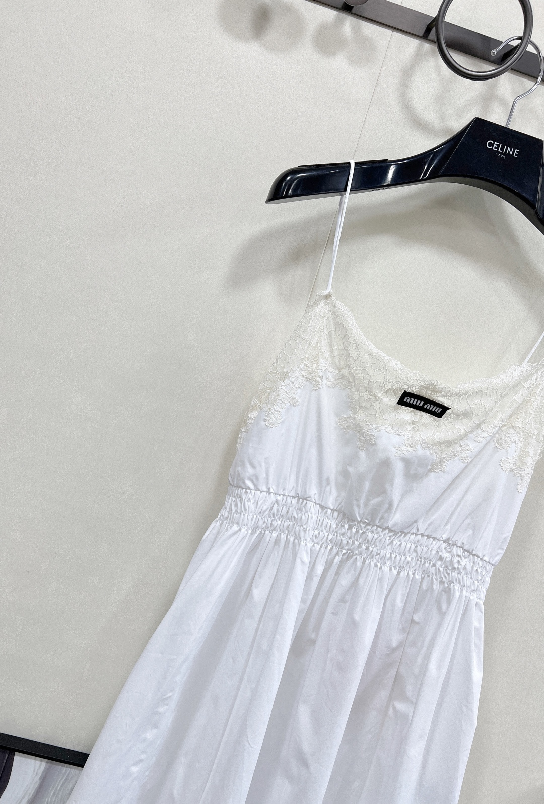 🆕Miumiu25SS新款自带高光的蕾丝花边吊带裙💫 是谁还没被缪缪这款蕾丝花边吊带连衣裙拿捏！ 吊带设