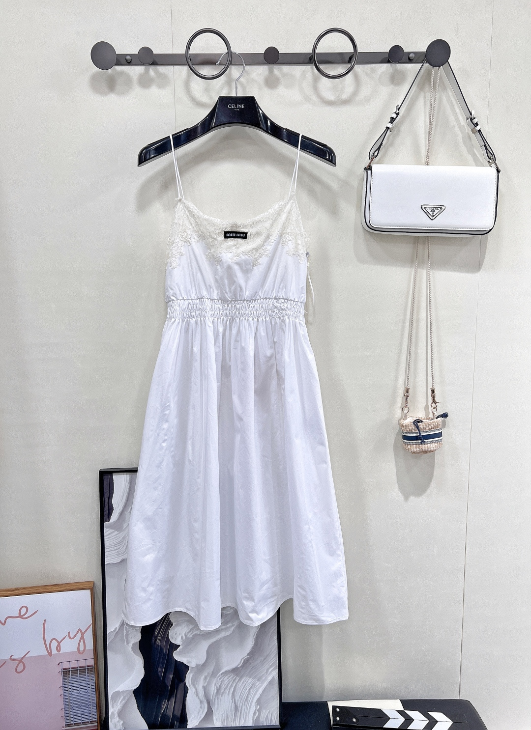 NO:422948,Miumiu25SS new lace lace suspender skirt with highlights. Who hasn't been controlled by this lace lace suspender dress with Miao Miao!   The suspender design shows off the shoulder and neck lines, and the sexy atmosphere is directly full. The neckline and exquisite lace are the concrete embodiment of French romance. Gentle and playful, rich and rich feels like a rich girl~ The fabric is skin-friendly and breathable, and it looks like being gently wrapped in clouds in summer. The waist-closing tailoring hides a trick, quietly outlining the perfect curves, making it look slim and tall, and the double buffs are full. Whether it is a sweet bean on a date or a fairy on vacation, or even a small suit becomes fashionable and charming in a daily life, it can hold the place firmly!  Wearing it, it seems like it comes with a mattress, walking on the street and looking back is directly out of the charts. The elegance and romance of the girl Miao Miu, a skirt is arranged for you~ If you want to be a beautiful girl in the atmosphere, just close your eyes and rush it to the end, three standards are complete, and the large goods are shipped SML code, miumiu, skirts, business suit, alexander wang19860909Miumiu25SS新款自带高光的蕾丝花边吊带裙 是谁还没被缪缪这款蕾丝花边吊带连衣裙拿捏！  吊带设计大秀肩颈线条,性感氛围直接拉满 领口、精致蕾丝花边,是法式浪漫的具象化 温柔又俏皮,富家千金感说来就来~ 面料亲肤又透气,夏天穿像被云朵轻轻裹住 收腰剪裁藏着小心机,悄悄勾勒完美曲线,显瘦显高双buff叠满 不管是约会时当人间小甜豆,还是度假化身海边仙女♀ 甚至日常配个小西装秒变时髦拽姐,它都能稳稳hold住场子！ 穿上它,仿佛自带打光板,走在街上回头率直接爆表 缪缪女孩的优雅与浪漫,一条裙全给你安排明白～ 想当氛围美人的宝子,闭眼冲就完事儿,三标齐全,大货出 尺码sml 编码,,miumiu,skirts,business suit,alexander wang,Women's clothing