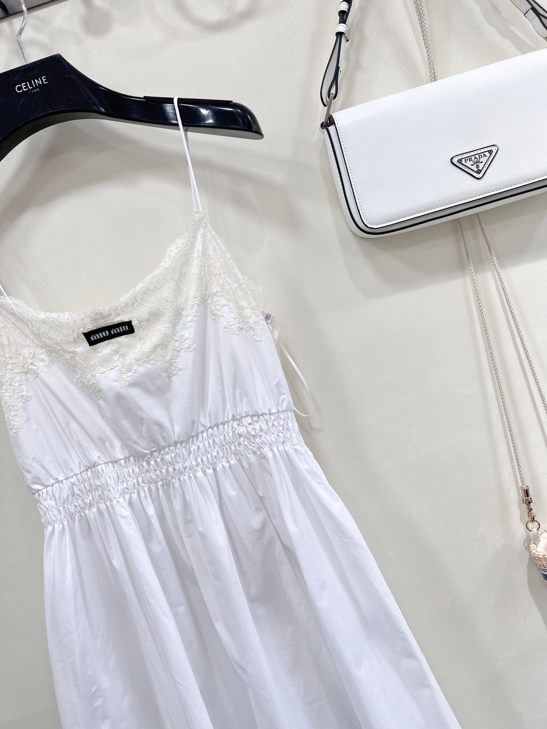 🆕Miumiu25SS新款自带高光的蕾丝花边吊带裙💫 是谁还没被缪缪这款蕾丝花边吊带连衣裙拿捏！ 吊带设