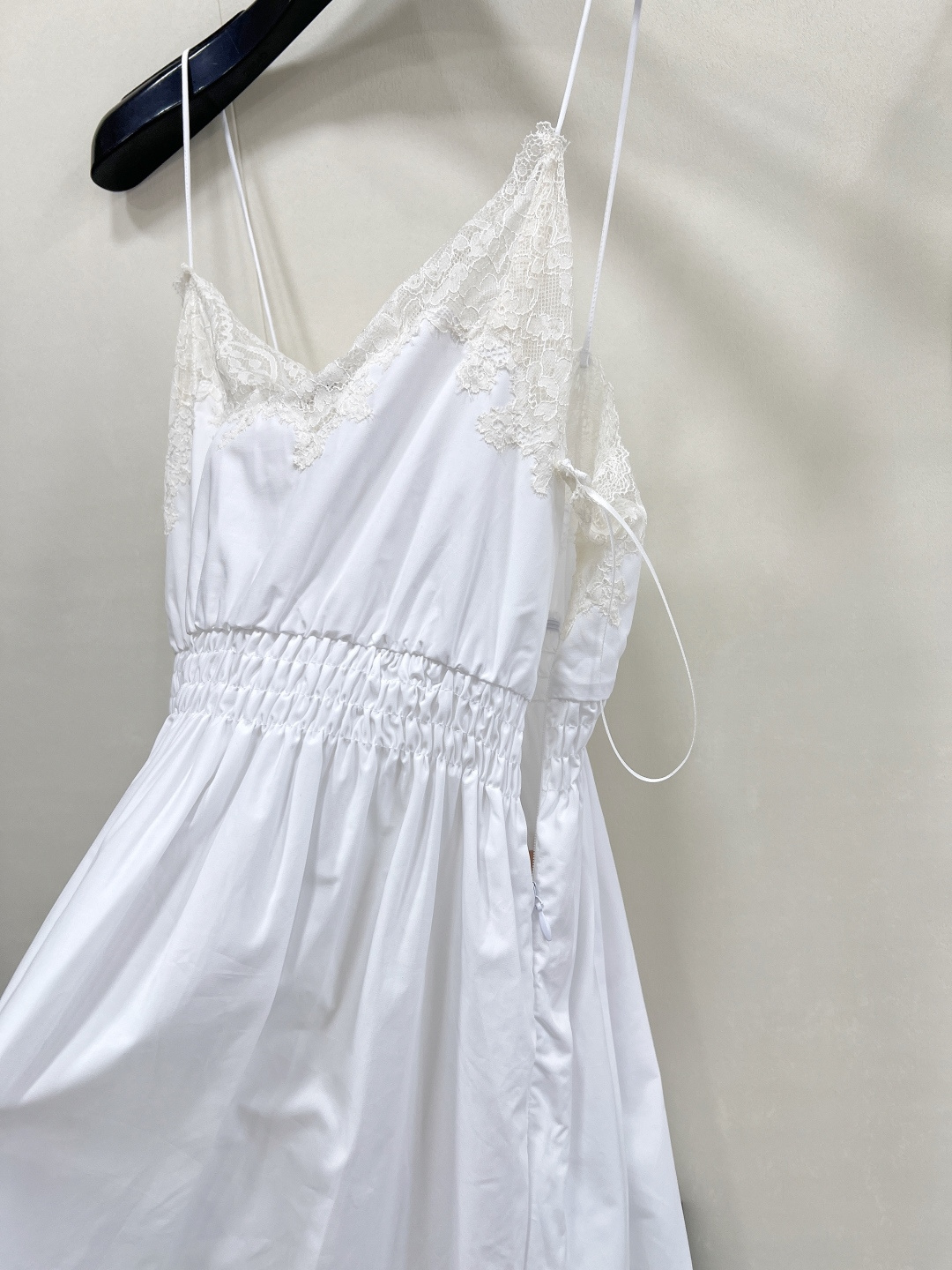 🆕Miumiu25SS新款自带高光的蕾丝花边吊带裙💫 是谁还没被缪缪这款蕾丝花边吊带连衣裙拿捏！ 吊带设