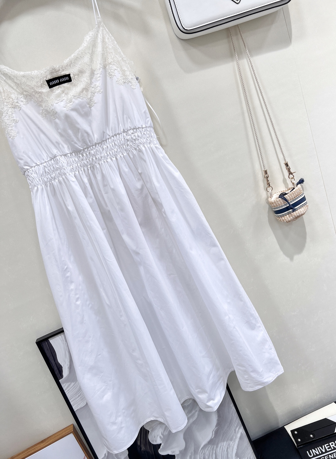 🆕Miumiu25SS新款自带高光的蕾丝花边吊带裙💫 是谁还没被缪缪这款蕾丝花边吊带连衣裙拿捏！ 吊带设