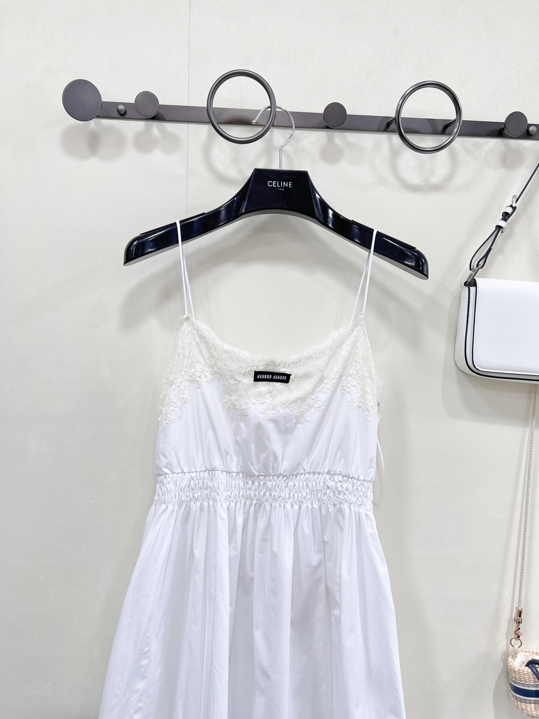 🆕Miumiu25SS新款自带高光的蕾丝花边吊带裙💫 是谁还没被缪缪这款蕾丝花边吊带连衣裙拿捏！ 吊带设