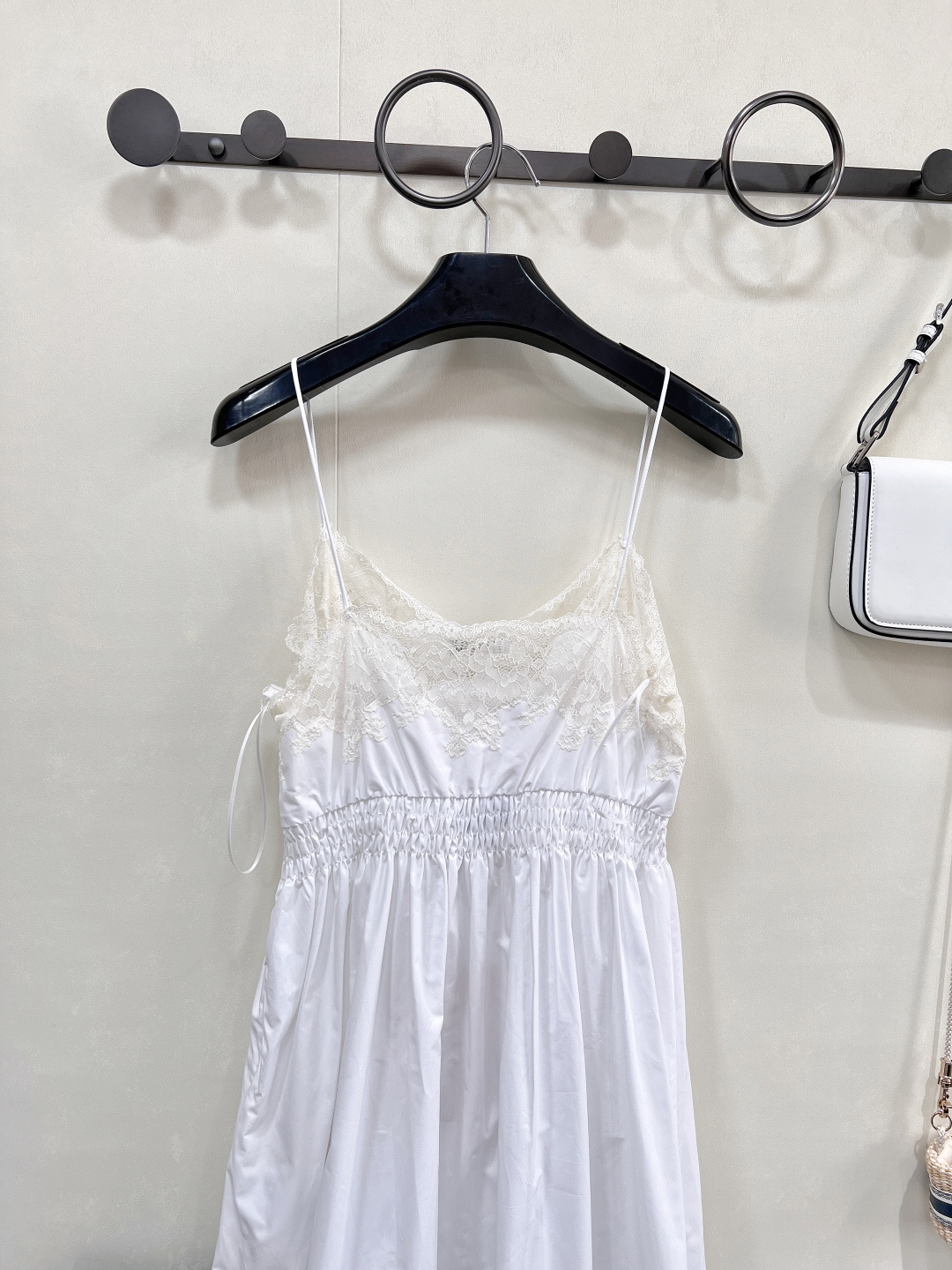 🆕Miumiu25SS新款自带高光的蕾丝花边吊带裙💫 是谁还没被缪缪这款蕾丝花边吊带连衣裙拿捏！ 吊带设