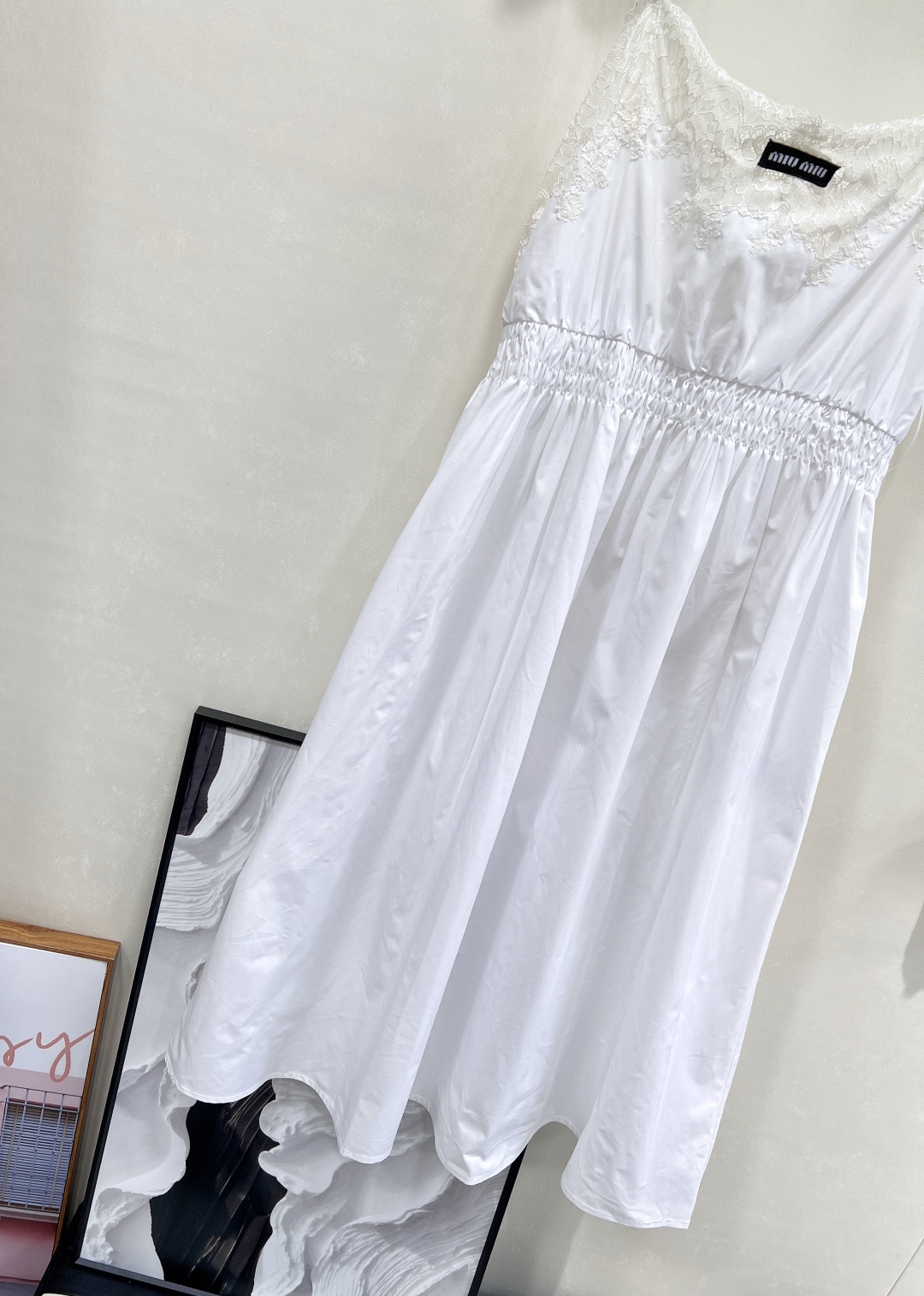 🆕Miumiu25SS新款自带高光的蕾丝花边吊带裙💫 是谁还没被缪缪这款蕾丝花边吊带连衣裙拿捏！ 吊带设