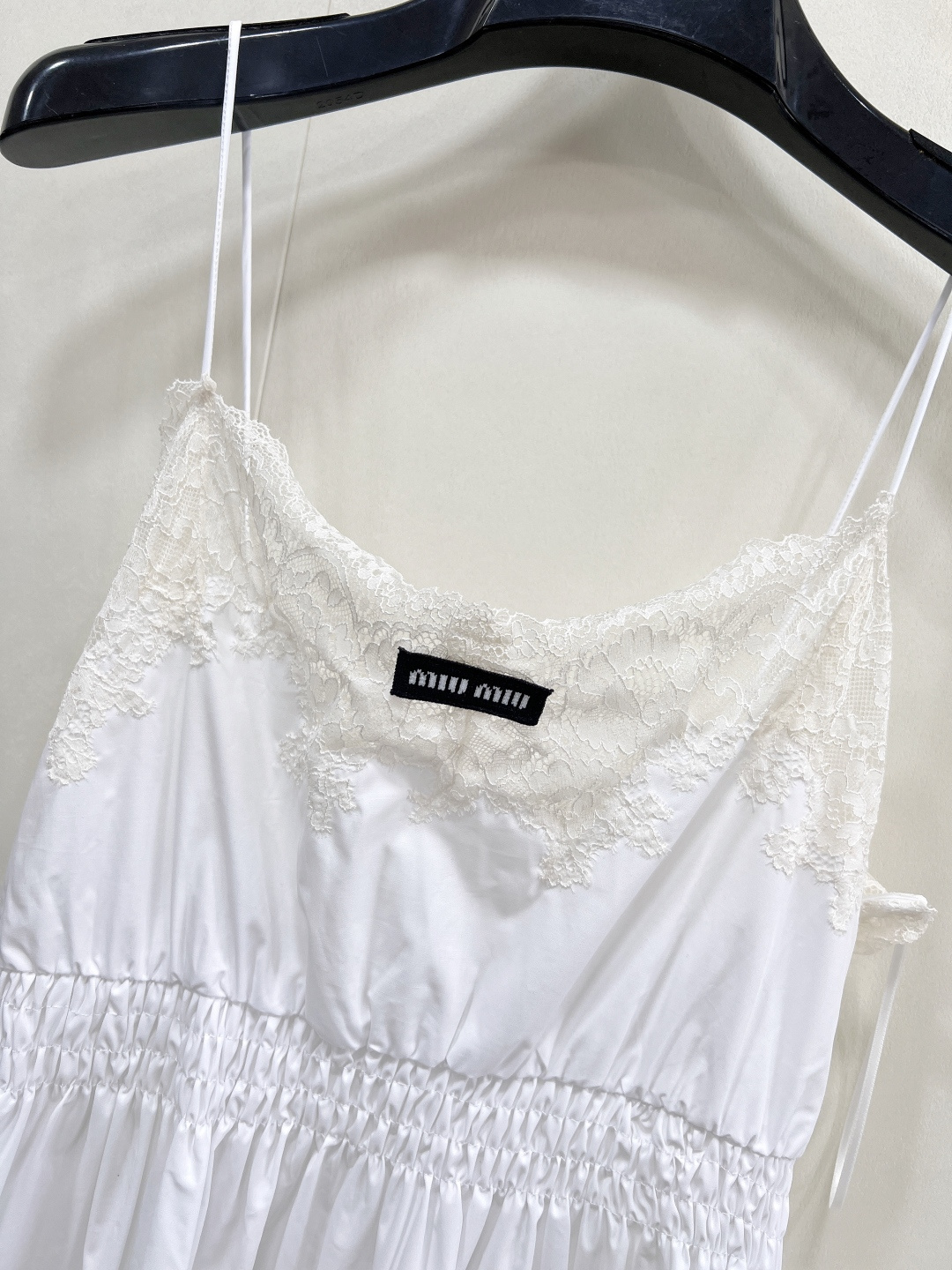 🆕Miumiu25SS新款自带高光的蕾丝花边吊带裙💫 是谁还没被缪缪这款蕾丝花边吊带连衣裙拿捏！ 吊带设