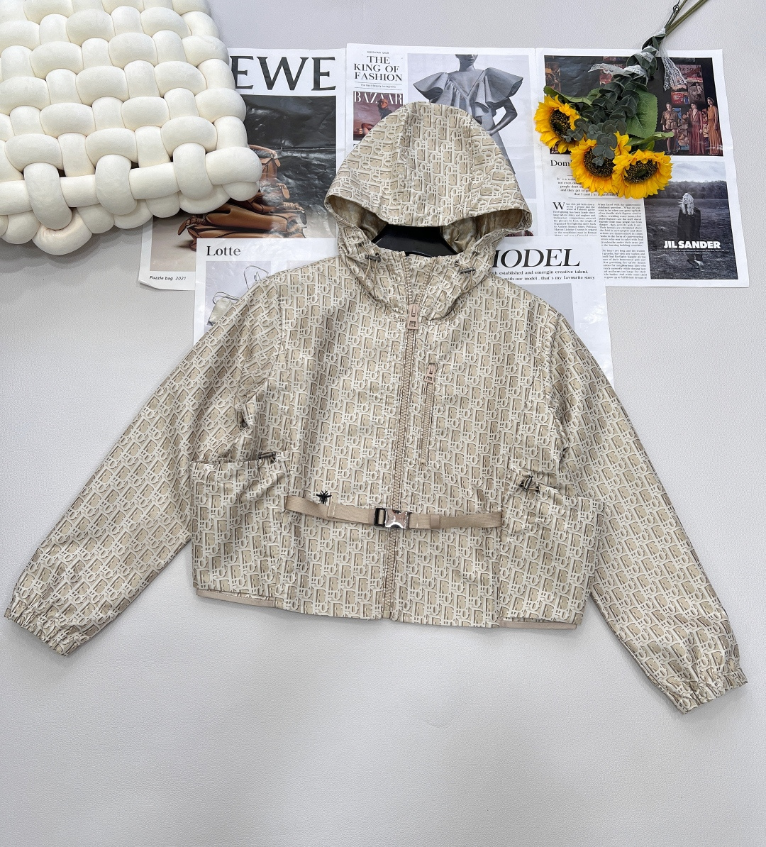 NO:422965,Dior25Ss early spring new old-fashioned jacket | high-end production!  This hooded jacket is decorated with golden Oblique jacquard. Looking back at the classic pattern YB customized gold taffeta jacquard fabric launched by D*or in 1967, and the right pocket is decorated with bee embroidery to make it look more exquisite. The most important thing is to do the right flower design. The workmanship cost is double that of ordinary jackets. The texture is really invincible, and the three standards are complete!  Large-scale size sml code, dior, jackets & coats, jackets & coats, hats, alexander wang19860909Dior25Ss早春新款老花夹克外套丨高版出品！ 这款连帽夹克饰以金色 Oblique 提花,回溯 D*or 于 1967 年推出的经典图案YB 定制的金色塔夫绸科技提花面料 并且右侧口袋部位饰以小蜜蜂刺绣更显精致超级超级重工最最最关键的是 要做对花设计,做工成本是普通外套双倍 质感真的无敌了 ,三标齐全！大货出 尺码sml 编码,,dior,jackets & coats,jackets & coats,hats,alexander wang,Women's clothing