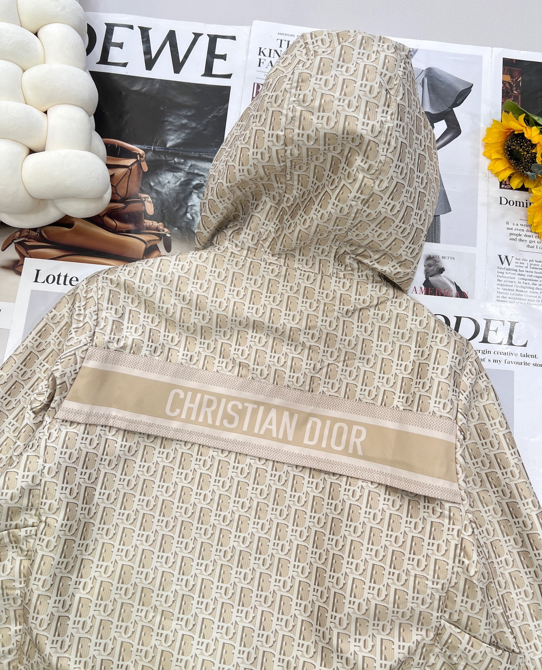 🆕 Dior25Ss早春新款老花夹克外套丨高版出品！ 这款连帽夹克饰以金色 Oblique 提花，回溯 