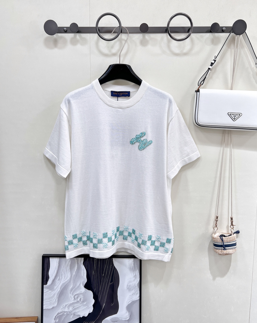 NO:424407,LOUIS VUITTON 25SS new super heavy industry beaded beaded knitted short-sleeved T-shirt is a perfect combination of comfort and fashion, and you can feel the full sense of comfort once you wear it. Heavy industry beaded round neck T-shirt and the letter logo beaded design on the chest are simply the finishing touch of the whole T-shirt. The sparkling beads shine brightly under the light, making people fall in love with it at a glance. YB develops color-controlled dyeing wool materials, hanging wool jacquard, and soft washing process!  It is made of 14s fine knitted pieces, made of imported wool jacquard machine. The soft and breathable knitted brings a comfortable wearing experience. The classic loose fit does not pick people and make people look slim!  The classic loose style, everyone should have a knitted white T-shirt in their wardrobe, which is more crisp than ordinary cotton, the same style for men and women, and the couple's style is better matched~ Size sml code,,louis vuitton,T-shirt,tees,t-shirt,alexander wang19860909LOUIS VUITTON 25SS新款超重工珠片串珠针织短袖T恤 舒适与时尚的完美结合,一穿上就能感受到满满的舒适感,重工串珠圆领T恤,胸前的字母logo串珠设计,简直是整件T恤的点睛之笔,闪闪发光的珠子在灯光下熠熠生辉,让人一眼就爱上了,YB开发对色定染毛料、挂毛提花、柔软洗水工艺！采用14s细针织片 由进口挂毛提花机器制作 柔软透气的针织带来舒适穿着体验.经典宽松版型不挑人上身巨显瘦！ 经典宽松的版型,每个人的衣柜里都应该一件针织的白色T恤,比普通纯棉更有挺括感,男女同款,情侣款更好搭～ 尺码sml 编码,,louis vuitton,T-shirt,tees，t-shirt,alexander wang,Women's clothing