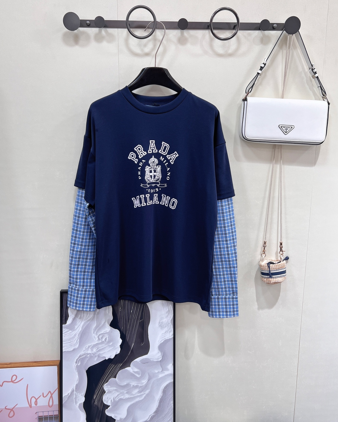 NO:424419,Prada25SS early autumn new plaid splicing fake two-piece long-sleeved T-shirt丨Exclusive high-end production!  Adopting high-quality craftsmanship, the details are beautiful and the must-have items from the inside to the outside~~ With the exquisite tailoring lines and structure, it can easily become a matching tool. It is fashionable to wear and slim. Layering increases the styling. Details are high-end and noble. Super love~ Reflection of retro modern look, complete three-standard large-scale products Size sml code,,prada,tees,t-shirt,alexander wang19860909Prada25SS早秋新款格纹拼接假两件长袖T恤衫丨独家高版出品！采用高品质工艺 细节美到爆由内至外的必备单品~~凭借精妙的剪裁线条构造版型 轻松成为搭配神器 单穿时髦儿显瘦 叠穿增加造型感 细节高级贵气 超爱～ 演绎复古摩登look ,三标齐全大货出 尺码sml 编码,,prada,tees，t-shirt,alexander wang,Women's clothing