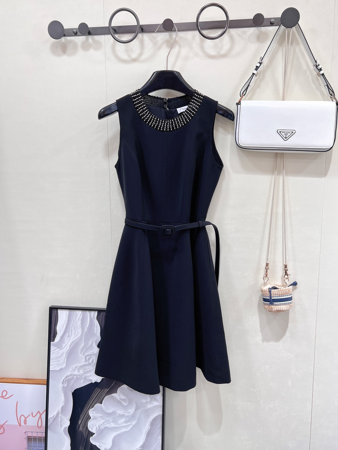 NO:424451,DIOR's new beaded round neck waist-hugging dress, French elegant encounters Dior's ingenuity. This beaded round neck waist-hugging dress has become a highlight item in the spring and summer wardrobe. The round neck design is simple and atmospheric, paired with hand-made beaded embellishments, delicate diamonds like stars, low-key luxury, easily lengthening the neckline, outlining the sense of the swan neck, making it bring highlights every turn. The neat waist-hugging design accurately fits the body, and the belt embellishes reinforce the slender waist, naturally transitioning to the hem of the slim skirt, cleverly hiding the flesh and making it look taller, from workplace commuting to dinner parties, swaying step by step, interpreting the elegant tension of the 'hourglass waist', and easily grasping the **'Little Hepburn on the earth'** atmosphere.  Customized fabrics have both drape and clarity, breathable and skin-friendly, and have an airy feeling when walking. The white style is as pure as clouds, and the black style is classic like night sky. Two colors are available, suitable for different skin colors and occasions. It is the 'temperament battle robe' that will never make mistakes in the closet. The two colors are outstanding, and the three standards are complete!  Size sml code, dior,dior,skirts,alexander wang19860909DIOR新款钉珠圆领收腰连衣裙,法式优雅邂逅迪奥匠心,这款钉珠圆领收腰连衣裙,成为春夏衣橱的高光单品 圆领设计简约大气,搭配手工钉珠点缀,细腻钻光如星芒洒落,低调中透着奢华,轻松拉长颈线,勾勒天鹅颈既视感,让每一次转身都自带高光. 利落收腰设计,精准贴合身形,腰带点缀强化纤细腰肢,自然过渡至微蓬裙摆,巧妙藏肉又显高,从职场通勤到晚宴聚会,一步一摇曳,诠释“沙漏腰”的优雅张力,轻松拿捏**“人间小赫本”** 氛围感. 定制的面料,垂坠感与挺括度兼备,透气亲肤,行走间自带空气感,白色款纯净如云朵,黑色款经典似夜幕,双色可选,适配不同肤色与场合,是衣橱里永不出错的“气质战袍”.两色出,三标齐全！ 尺码sml 编码,,dior,dior,skirts,alexander wang,Women's clothing