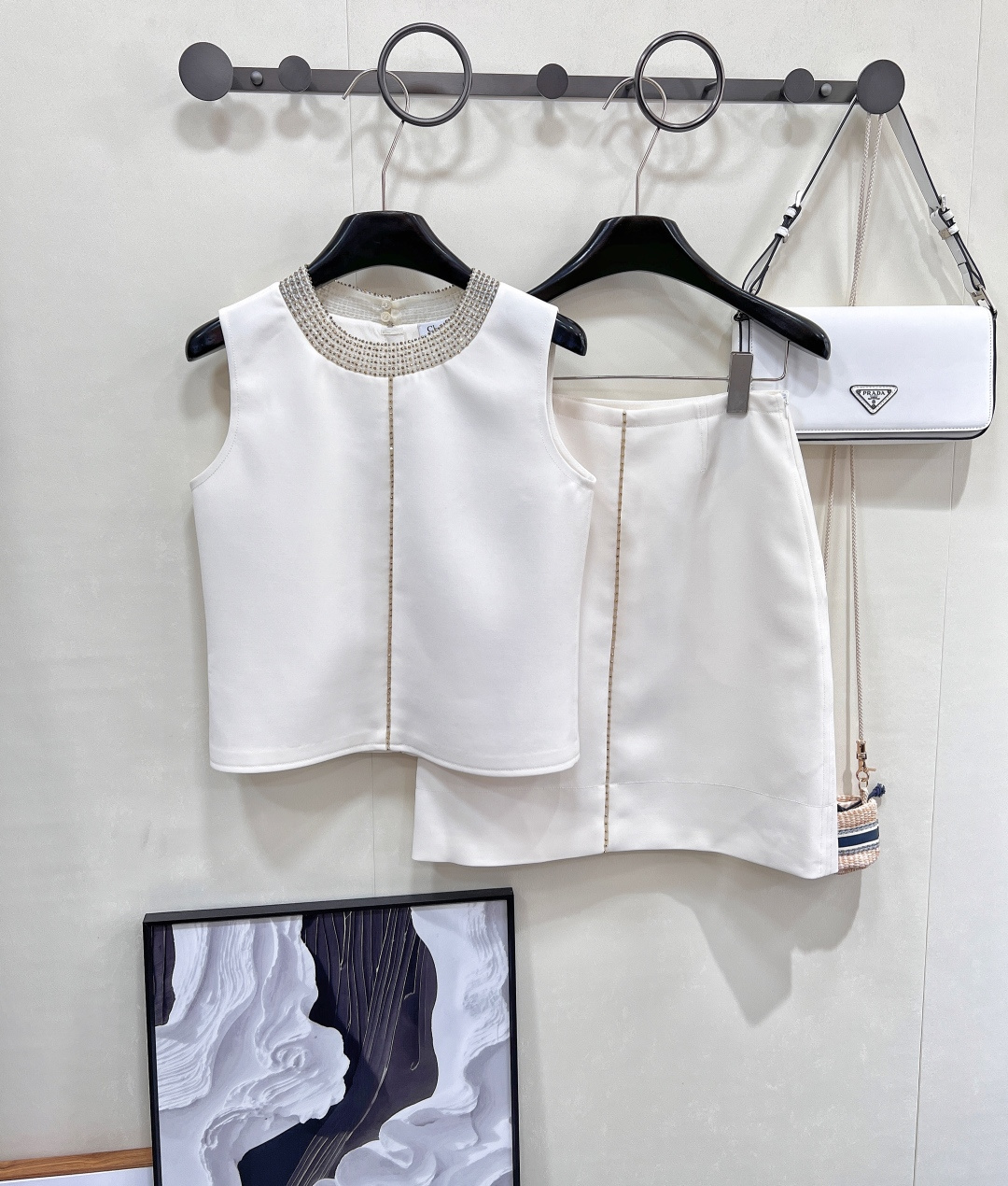 NO:424467,DIOR2025SS spring and summer new sleeveless vest + skirt suit, black and gold color matching high-end and exquisite nail bead details, redefining the spring and summer workplace & social outfit. The classic black base is an elegant background that never goes wrong, and the apricot color is gentle and elegant. The silver nail beads on the neckline and skirt body are like kneading the Milky Way into the fabric. The light sweeps through the moment, and the fine diamond light flashes smartly, allowing the 'basic black' to jump out of the ordinary, with its own noble aura of a high-end show, commuting clothes are a texture that cannot be hidden in low-key, and the dinner/date switch scene can also be transformed into the focus of eye-catching. - The sleeveless vest is neat lines + slightly wide shoulder design, quietly weakening the sloping shoulders and narrow shoulder shorts, and the right-angle shoulder feels full, and the necklace makes the neck look slender; -  The short high-waist skirt + high-waist cut is precisely stuck at the finest part of the waist, visually elongating the leg lines. Even with flat shoes, you can wear the supermodel ratio of 'all the legs below the chest', which is especially friendly to small people and pear-shaped figures~ Wear more clothes, contract N occasions for spring and summer, gentle and expensive; a set of clothes unlocks the 'formal-casual-light dress' multi-faceted style, and the king of cost-effectiveness in the wardrobe!  From show genes to daily wear, this series of suits hides Dior's new solution to 'elegant commuting' - you can wear high-level texture without having to work hard to layer, so that you can wear it in every occasion in spring and summer, like the heroine who walks out of the Dior show, with two colors, and pay attention not only!  A set of size sml code, dior, dior, flats, skirts, necklace, alexander wang19860909DIOR2025SS春夏新款无袖背心+半裙套装,黑金配色的高级感与精致钉珠细节,重新定义春夏职场&社交穿搭. 经典黑色基底,是永不出错的优雅底色,杏色温柔大气.领口与裙身的银色钉珠,像把银河揉进面料里 光线扫过瞬间,细碎钻光灵动闪烁,让“基础黑”跳出平凡,自带高定秀场的矜贵气场,通勤穿是低调藏不住的质感,晚宴/约会切换场景,又能变身吸睛焦点. - 无袖背心利落线条+微宽肩设计,悄悄弱化溜肩、窄肩短板,直角肩既视感拉满,搭配项链更显颈部修长； - 高腰半裙短款+高腰剪裁,精准卡在腰最细处,视觉上拉长腿部线条,哪怕搭配平底鞋,也能穿出“胸以下全是腿”的超模比例,对小个子、梨形身材尤其友好～ 一衣多穿,承包春夏N种场合 温柔又显贵；一套衣服,解锁“正式-休闲-轻礼服”多面风格,衣橱性价比之王实锤！ 从秀场基因到日常实穿,这系列套装,藏着迪奥对“优雅通勤”的全新解法——不用费力叠穿,也能穿出高定级质感,让你在春夏的每一个场合,都像从迪奥秀场走出来的女主角三标齐全,两色出,注意不单出！一套出 尺码sml 编码,,dior,dior,flats,skirts,necklace,alexander wang,Women's clothing