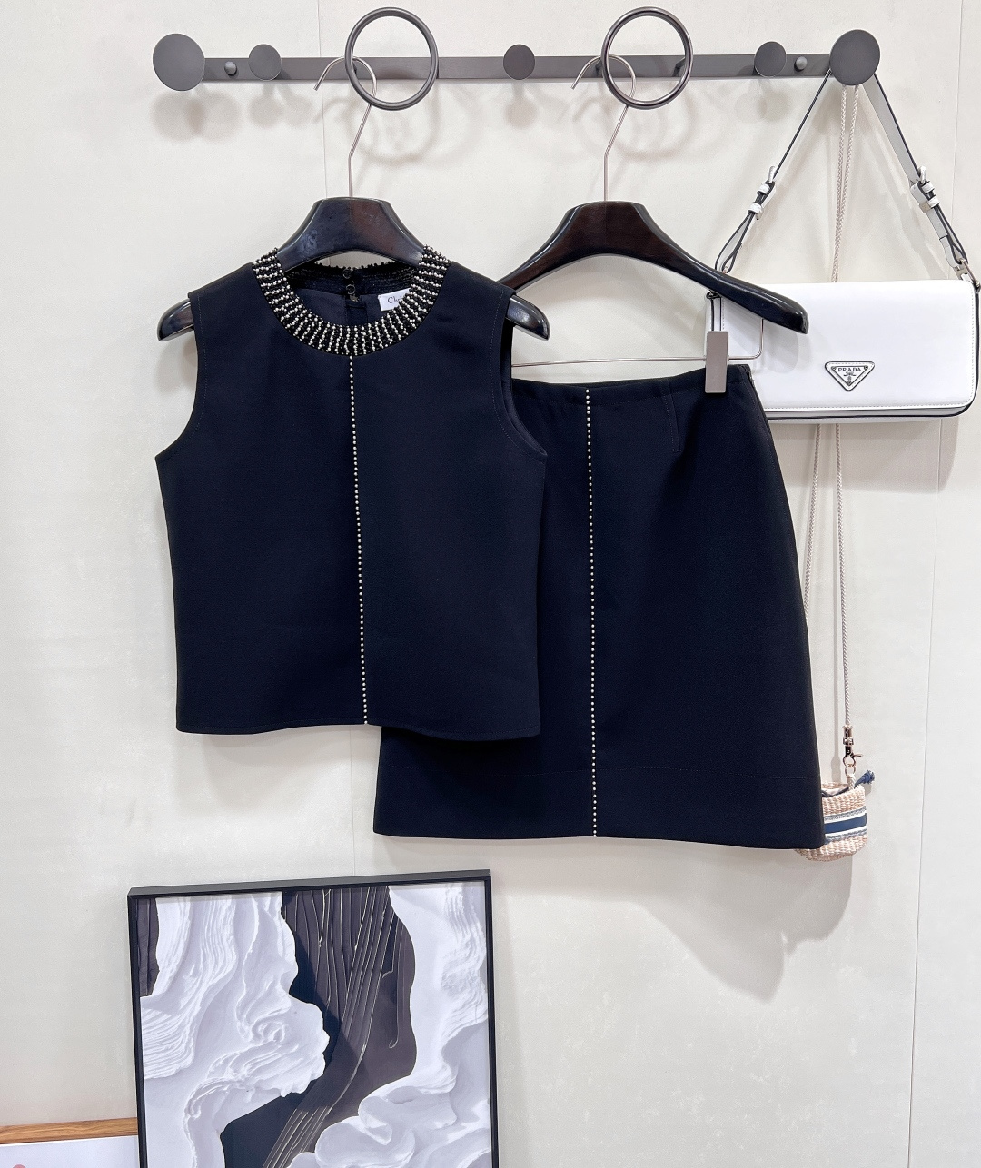 NO:424484,DIOR2025SS spring and summer new sleeveless vest + skirt suit, black and gold color matching high-end and exquisite nail bead details, redefining the spring and summer workplace & social outfit. The classic black base is an elegant background that never goes wrong, and the apricot color is gentle and elegant. The silver nail beads on the neckline and skirt body are like kneading the Milky Way into the fabric. The light sweeps through the moment, and the fine diamond light flashes smartly, allowing the 'basic black' to jump out of the ordinary, with its own noble aura of a high-end show, commuting clothes are a texture that cannot be hidden in low-key, and the dinner/date switch scene can also be transformed into the focus of eye-catching. - The sleeveless vest is neat lines + slightly wide shoulder design, quietly weakening the sloping shoulders and narrow shoulder shorts, and the right-angle shoulder feels full, and the necklace makes the neck look slender; -  The short high-waist skirt + high-waist cut is precisely stuck at the finest part of the waist, visually elongating the leg lines. Even with flat shoes, you can wear the supermodel ratio of 'all the legs below the chest', which is especially friendly to small people and pear-shaped figures~ Wear more clothes, contract N occasions for spring and summer, gentle and expensive; a set of clothes unlocks the 'formal-casual-light dress' multi-faceted style, and the king of cost-effectiveness in the wardrobe!  From show genes to daily wear, this series of suits hides Dior's new solution to 'elegant commuting' - you can wear high-level texture without having to work hard to layer, so that you can wear it in every occasion in spring and summer, like the heroine who walks out of the Dior show, with two colors, and pay attention not only!  A set of size sml code, dior, dior, flats, skirts, necklace, alexander wang19860909DIOR2025SS春夏新款无袖背心+半裙套装,黑金配色的高级感与精致钉珠细节,重新定义春夏职场&社交穿搭. 经典黑色基底,是永不出错的优雅底色,杏色温柔大气.领口与裙身的银色钉珠,像把银河揉进面料里 光线扫过瞬间,细碎钻光灵动闪烁,让“基础黑”跳出平凡,自带高定秀场的矜贵气场,通勤穿是低调藏不住的质感,晚宴/约会切换场景,又能变身吸睛焦点. - 无袖背心利落线条+微宽肩设计,悄悄弱化溜肩、窄肩短板,直角肩既视感拉满,搭配项链更显颈部修长； - 高腰半裙短款+高腰剪裁,精准卡在腰最细处,视觉上拉长腿部线条,哪怕搭配平底鞋,也能穿出“胸以下全是腿”的超模比例,对小个子、梨形身材尤其友好～ 一衣多穿,承包春夏N种场合 温柔又显贵；一套衣服,解锁“正式-休闲-轻礼服”多面风格,衣橱性价比之王实锤！ 从秀场基因到日常实穿,这系列套装,藏着迪奥对“优雅通勤”的全新解法——不用费力叠穿,也能穿出高定级质感,让你在春夏的每一个场合,都像从迪奥秀场走出来的女主角三标齐全,两色出,注意不单出！一套出 尺码sml 编码,,dior,dior,flats,skirts,necklace,alexander wang,Women's clothing