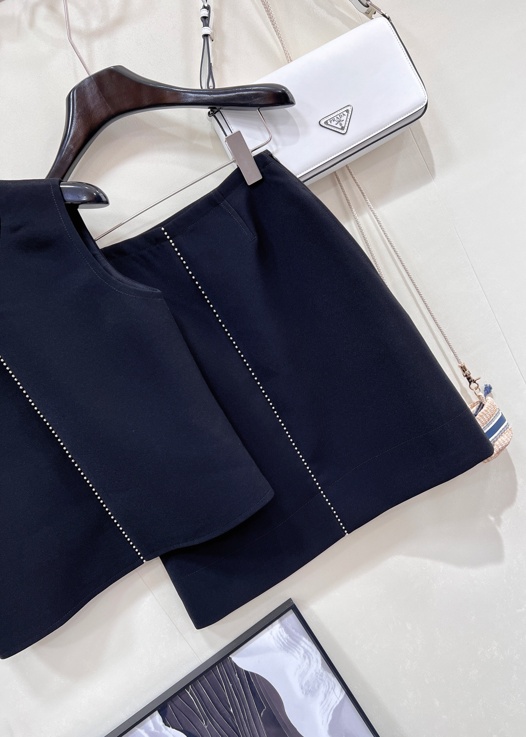 🆕DIOR2025SS春夏新款无袖背心+半裙套装，黑金配色的高级感与精致钉珠细节，重新定义春夏职场&社交