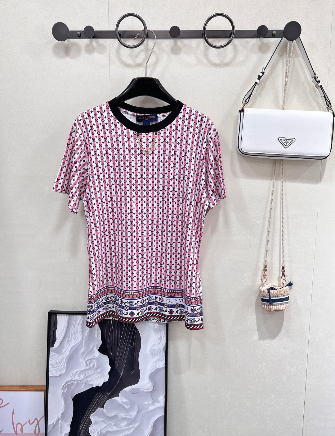 NO:424503,Louis Vuitton 2025 new old-fashioned printed chain short-sleeved T-shirt custom YB mercerated cotton material breathable and comfortable, full texture Loose T-shirt cut highlights the brand style Made of gram-weight pure cotton, slightly elastic, and slim visual effect The neckline is made of metal letter chains as design highlights The front red and white base stripes are intertwined, and the four-leaf clover element letters are decorated to show high-end style. The inner wear is brilliant and fashionable, and the three-standard products are fully equipped. Size sml code,,louis vuitton,T-shirt,tees,t-shirt,alexander wang19860909Louis Vuitton2025新款老花印花链条短袖T恤 定制YB丝光全棉材质 透气舒适 质感十足 宽松T恤裁剪 凸显品牌格调 采用克重纯棉制成 略带有弹力 呈现显瘦视觉效果 领口以金属字母链条作设计亮点 正面红白基调条纹交错 搭配四叶草元素字母装饰 彰显高级格调 单穿内搭都出彩时髦 ,三标齐全大货出 尺码sml 编码,,louis vuitton,T-shirt,tees，t-shirt,alexander wang,Women's clothing