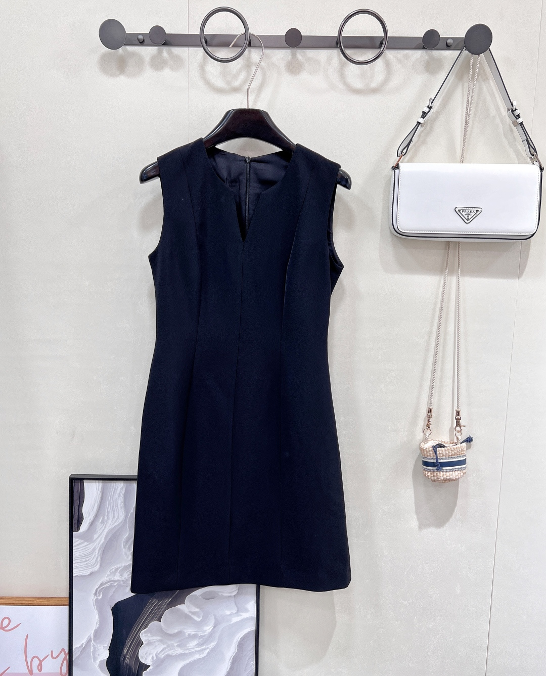 NO:424437,TieForHer's new V-neck sleeveless dress, precisely grasps the elegant and relaxing feeling of workplace commuting ~ The design is clever and small V-neck weakens the formal feeling, sleeveless is suitable for the hot summer, neat and hides the flesh, and it has a light rhythm when walking, which is like wearing the 'workplace relaxing feeling' on your body; the real wear is king fabric is breathable and wrinkle-resistant, and it is not deformed during daily commuting. After get off work, you can switch the atmosphere when you go on dates and dinners after work; the figure is suitable for three-dimensional tailoring to hide the belly, but the knee length is friendly to the small ones, and newcomers and elite mature women in the workplace can wear it to a 'tailor-made' feeling. From the conference room to the coffee shop in the evening, a piece of workplace contracts for summer, which allows you to 'fight for ability' in the workplace, and you can also 'win temperament' by using outfits ~ two colors are out of size sml code, skirts, alexander wang19860909TieForHer新款V领无袖连衣裙,精准拿捏职场通勤的优雅松弛感~ 设计巧思小V领弱化正式感,无袖适配炎夏,利落又藏肉,走动间自带轻盈韵律,像把“职场松弛感”穿在了身上； 实穿为王面料透气抗皱,日常通勤久坐不变形,下班后约会、聚餐,单穿也能切换氛围； 身材适配立体剪裁藏住小肚腩,不过膝长度对小个子友好,职场新人、精英熟女都能穿出“量身定制”感. 从会议室到傍晚的咖啡局 一件承包夏日职场多面精彩,让你在职场“拼能力”,也能靠穿搭“赢气质”～两色出 尺码sml 编码,,skirts,alexander wang,Women's clothing