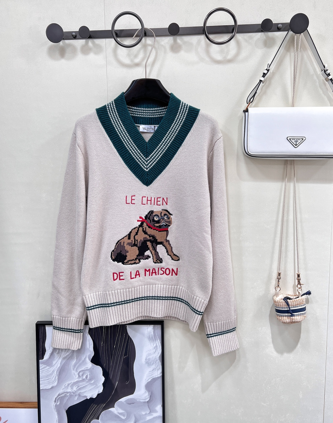 NO:424453,Valentino's new early autumn pug-embroidered knitted top, classic V-neck contrasting design, retro and fashionable, with a college-style filter~ The cute pug-embroidery with cute chest is matched with 'LE CHIEN DE LA MAISON' text, which fills the French slack feeling, and looks back when walking on the street. Wool fabric is soft, skin-friendly and warm, and it is very beautiful to wear and wear in autumn and winter, and it is easy to grasp the lazy and luxurious feeling~ It is a classic item that will not be outdated in the closet!  Comfortable and fashionable outfits, you can easily control whether you travel or leisure and entertainment. A must-have for age reduction. Customized facial accessories. Accurate version. Higher version, complete three standards!  Size sml code, valentino,alexander wang19860909Valentino早秋新款巴哥刺绣针织上衣,经典 V 领撞色设计,复古又时髦,自带学院风滤镜~ 胸口憨态可掬的巴哥刺绣 搭配 “LE CHIEN DE LA MAISON” 文字,把法式松弛感拉满,走在街上回头率爆表 羊毛面料,柔软亲肤又保暖,秋冬单穿、内搭都很绝,轻松拿捏慵懒贵气感～是衣橱里不会过时的经典单品！穿搭舒适时尚 无论日常出行还是休闲娱乐 都能轻松驾驭 减龄必备 定制面辅料 认准版本 高版本,三标齐全！ 尺码sml 编码,,valentino,alexander wang,Women's clothing