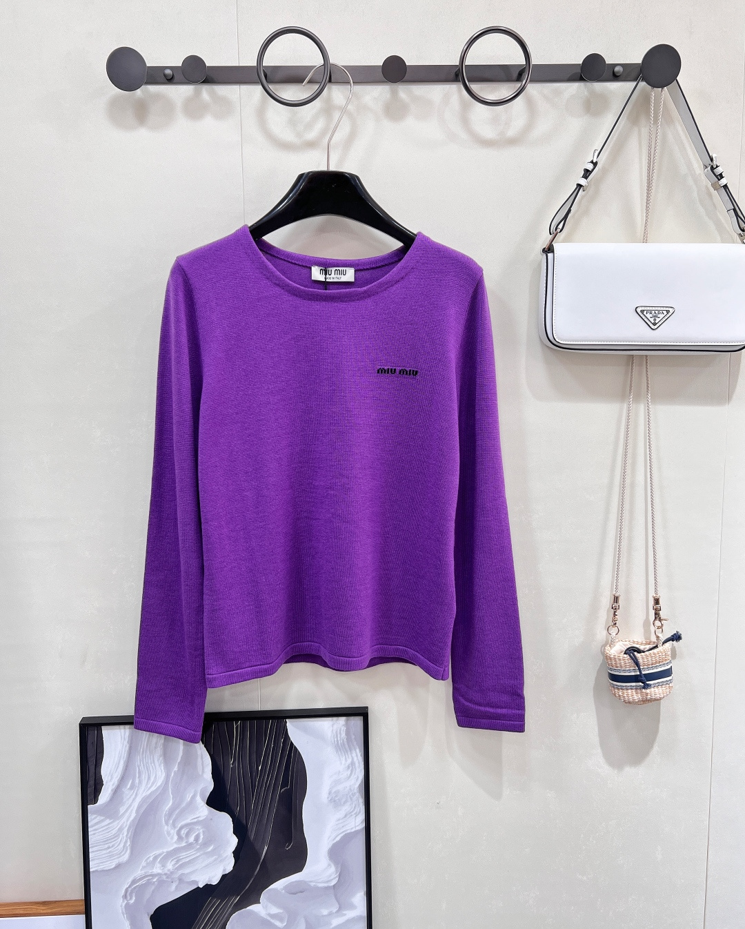 NO:424468,MIUMIU 25SS early autumn new lavender purple small letter ewe wool knitted long-sleeved top, Australian wool wool really feels soft and glutinous to the touch, skin-friendly and without thorns. Crochet letter decoration on the chest shows the tone. Light and comfortable knitted fabrics that are skin-friendly and fit the body, showing elegant temperament. Regular style. Latest temperament color matching. Commuter date and vacation fashion. No matter how you make the shape, it is eye-catching, full of style simple and generous, very friendly to all kinds of figures, allowing the free and relaxed atmosphere to be fully displayed!  Fashionable and elegant casual retro modern girlish atmosphere. Overall simple and neat, casual and comfortable, interpreting fashionable and stylish style and age-reducing artifact, complete three standards, size sml code, miumiu, alexander wang19860909MIUMIU 25SS早秋新款薰衣草紫小字母羊毛针织长袖上衣, 澳洲羊毛 羊毛真的触感软糯到极致,亲肤无扎 胸前钩花字母装饰 彰显调性 轻薄舒适针织面料 亲肤贴合身形 尽显优雅气质 常规版型 最新气质配色 通勤约会度假时尚 任你怎么凹造型都吸睛满满版型简单大方,对各种身材都很友好让自由、轻松的氛围展露无遗！ 时尚优雅 休闲复古摩登少女气息 整体简约利落,随性自在,诠释时髦感格调减龄神器,三标齐全, 尺码sml 编码,,miumiu,alexander wang,Women's clothing