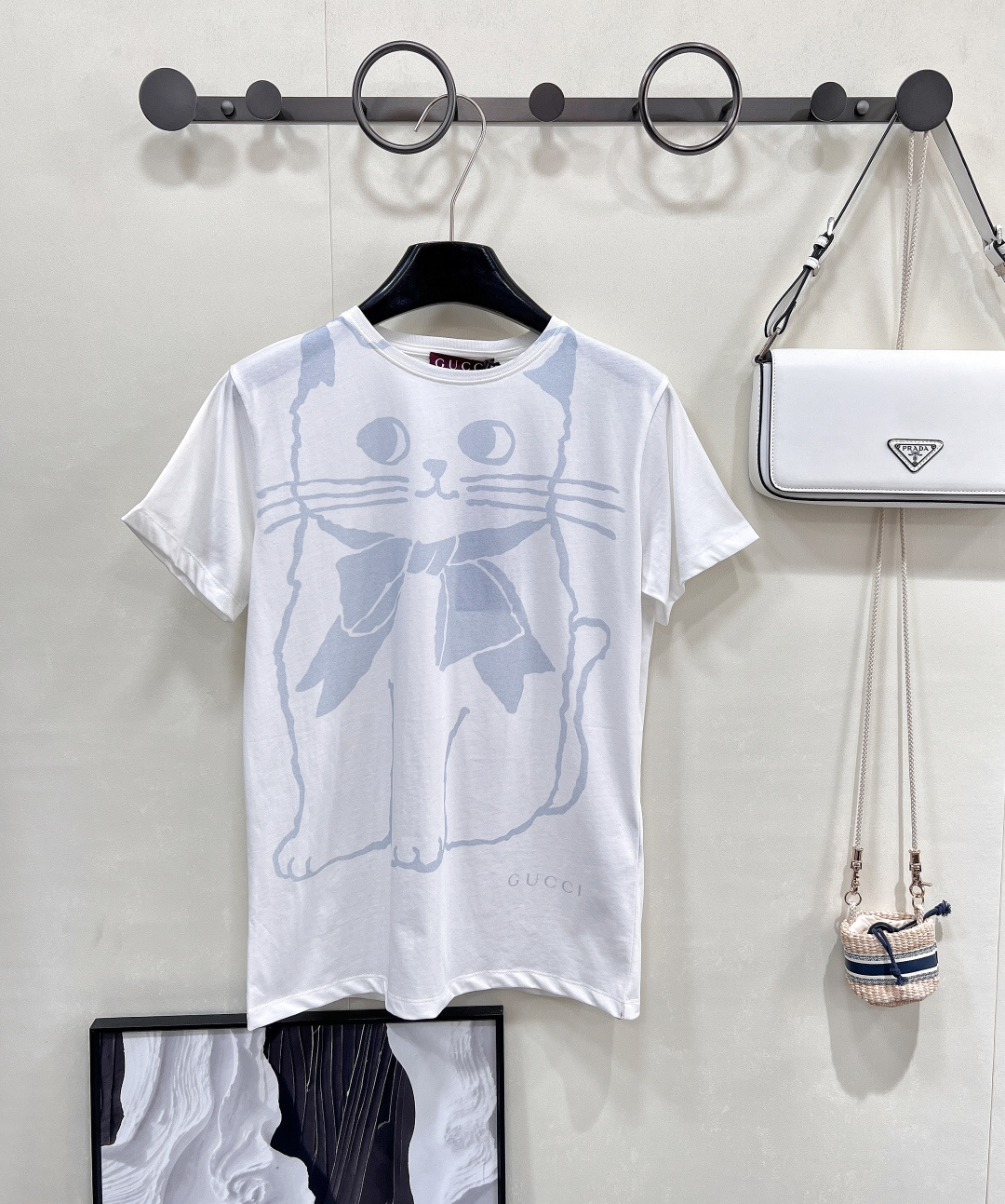 NO:424485,Gucci2025 new direct spray cute cat printed short-sleeved T-shirt, customized YB mercerized cotton material, breathable and comfortable, full texture, regular short-sleeved T-shirt cut, highlighting the brand style, made of gram-weight pure cotton, slightly elastic, presenting a slimming visual effect, the iconic letter logo on the hem is hand-painted kitten cartoon pattern embellished front and back, full of childlike fun, the brand's own fashion sense is instantly created, creating an age-reducing style, single wear inner wear is brilliant and fashionable, customized surface accessories, complete three standards, size sml code, gucci, T-shirt,tees, t-shirt,alexander wang19860909Gucci2025新款直喷可爱猫咪印花短袖T恤,定制YB丝光全棉材质 透气舒适 质感十足 常规短袖T恤裁剪 凸显品牌格调 采用克重纯棉制成 略带有弹力 呈现显瘦视觉效果 下摆标志性字母徽标手绘小猫卡通图案点缀前后 童趣感十足 品牌自带的时尚感立现 随心打造减龄风格 单穿内搭都出彩时髦 定制面辅料,三标齐全, 尺码sml 编码,,gucci,T-shirt,tees，t-shirt,alexander wang,Women's clothing