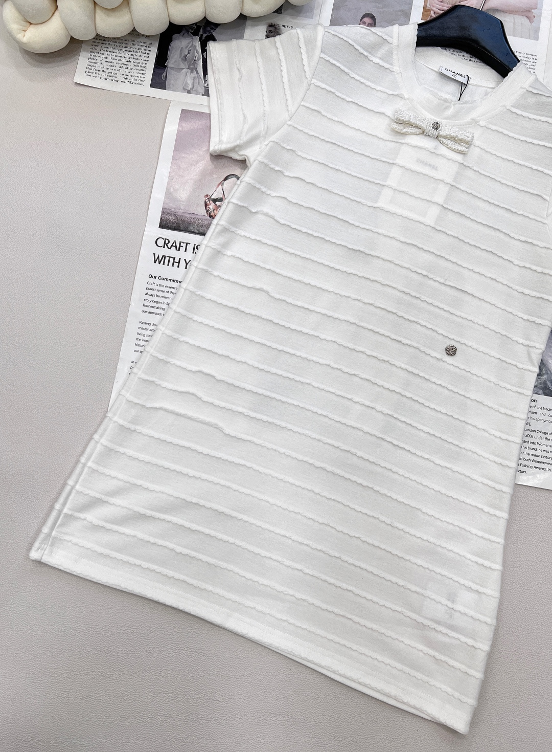 🆕CHANEL新款小香风白色珍珠蝴蝶结花边短袖连衣裙，走中古小香风路线，亮点如下： 别致花边丰富视觉，增