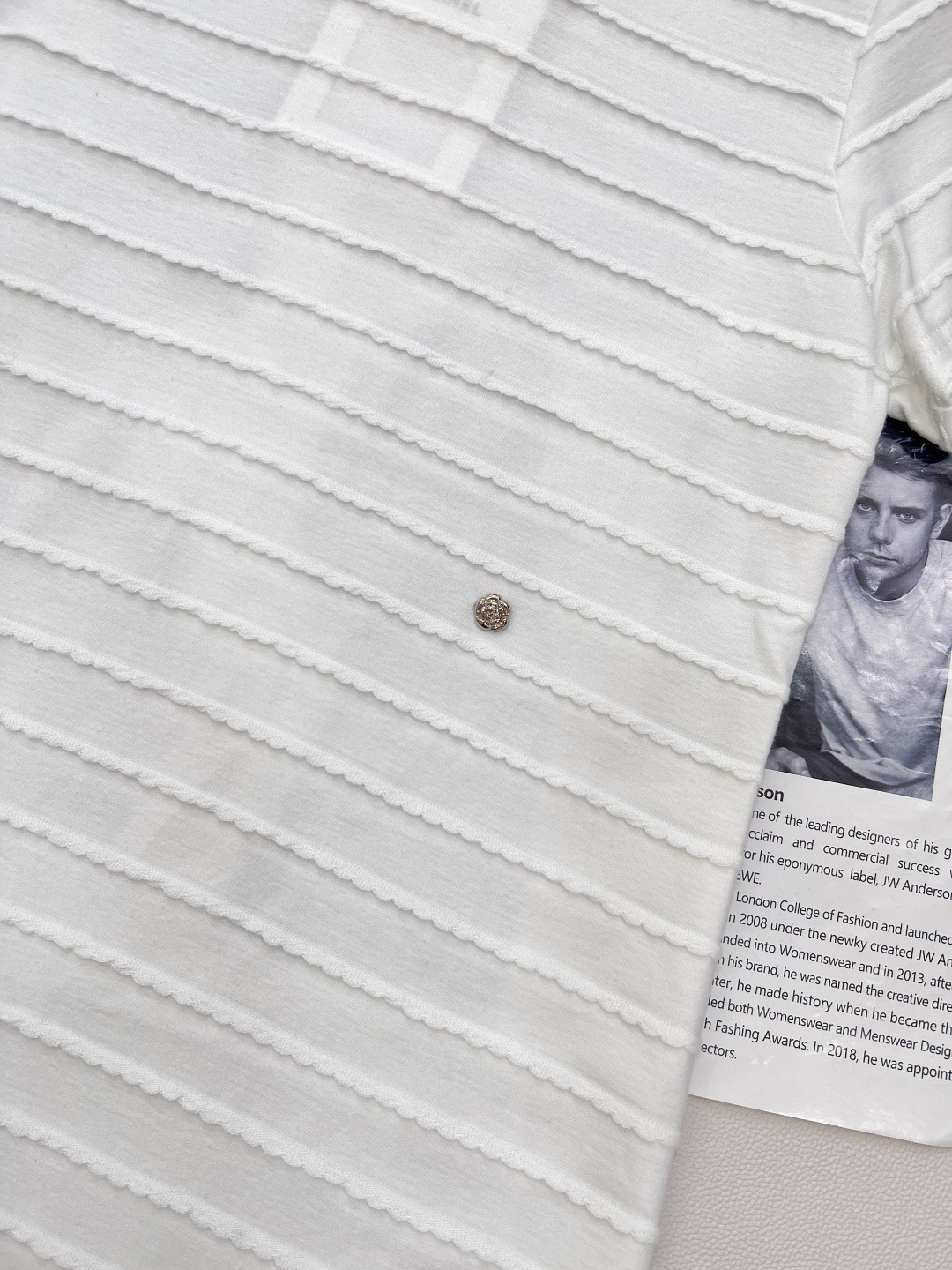 🆕CHANEL新款小香风白色珍珠蝴蝶结花边短袖连衣裙，走中古小香风路线，亮点如下： 别致花边丰富视觉，增