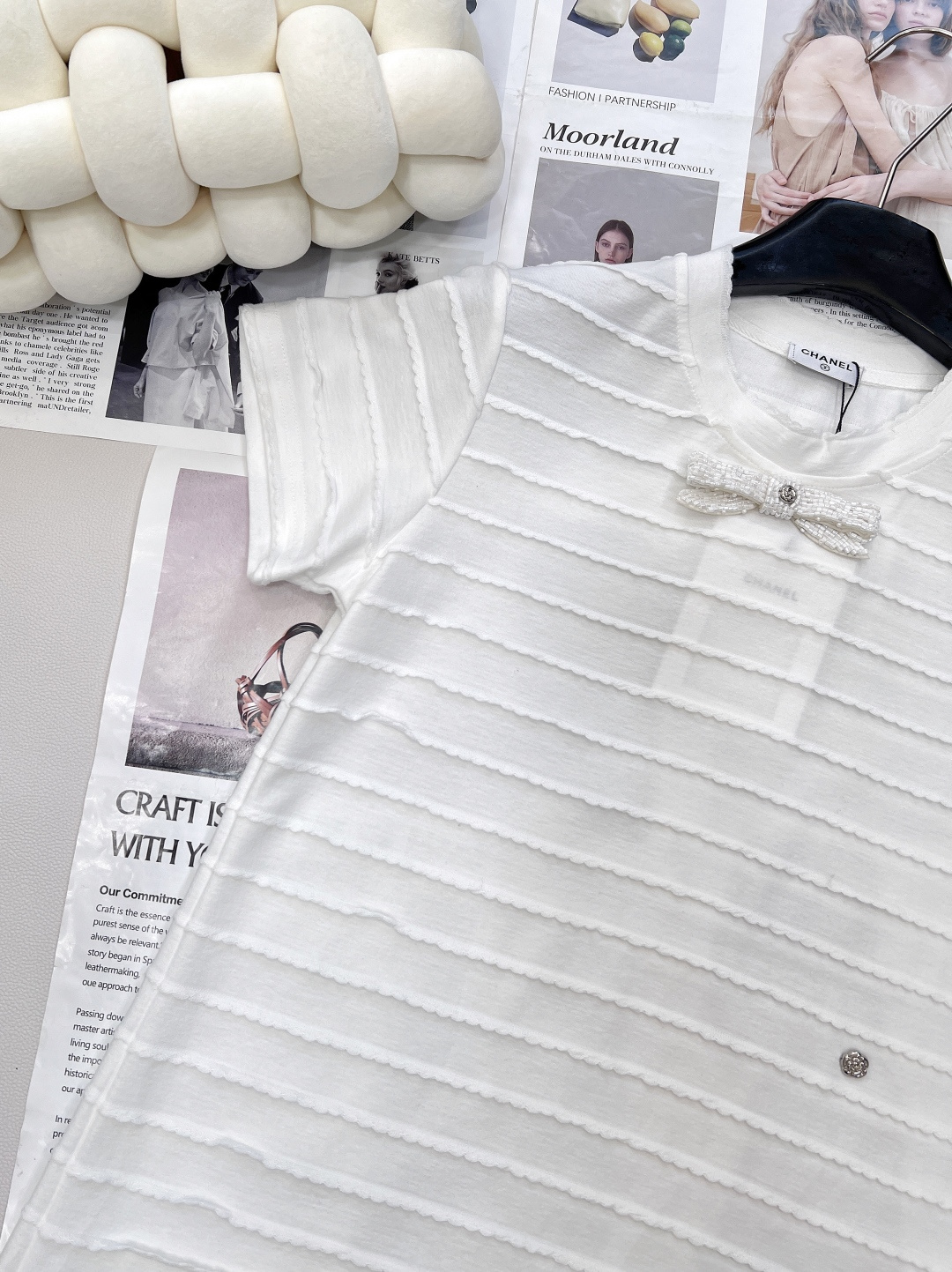 🆕CHANEL新款小香风白色珍珠蝴蝶结花边短袖连衣裙，走中古小香风路线，亮点如下： 别致花边丰富视觉，增