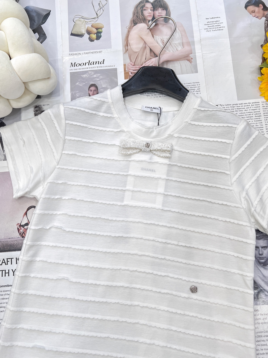 🆕CHANEL新款小香风白色珍珠蝴蝶结花边短袖连衣裙，走中古小香风路线，亮点如下： 别致花边丰富视觉，增