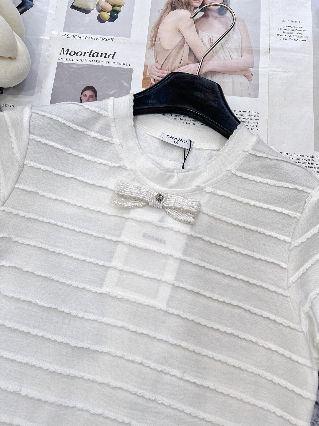 🆕CHANEL新款小香风白色珍珠蝴蝶结花边短袖连衣裙，走中古小香风路线，亮点如下： 别致花边丰富视觉，增