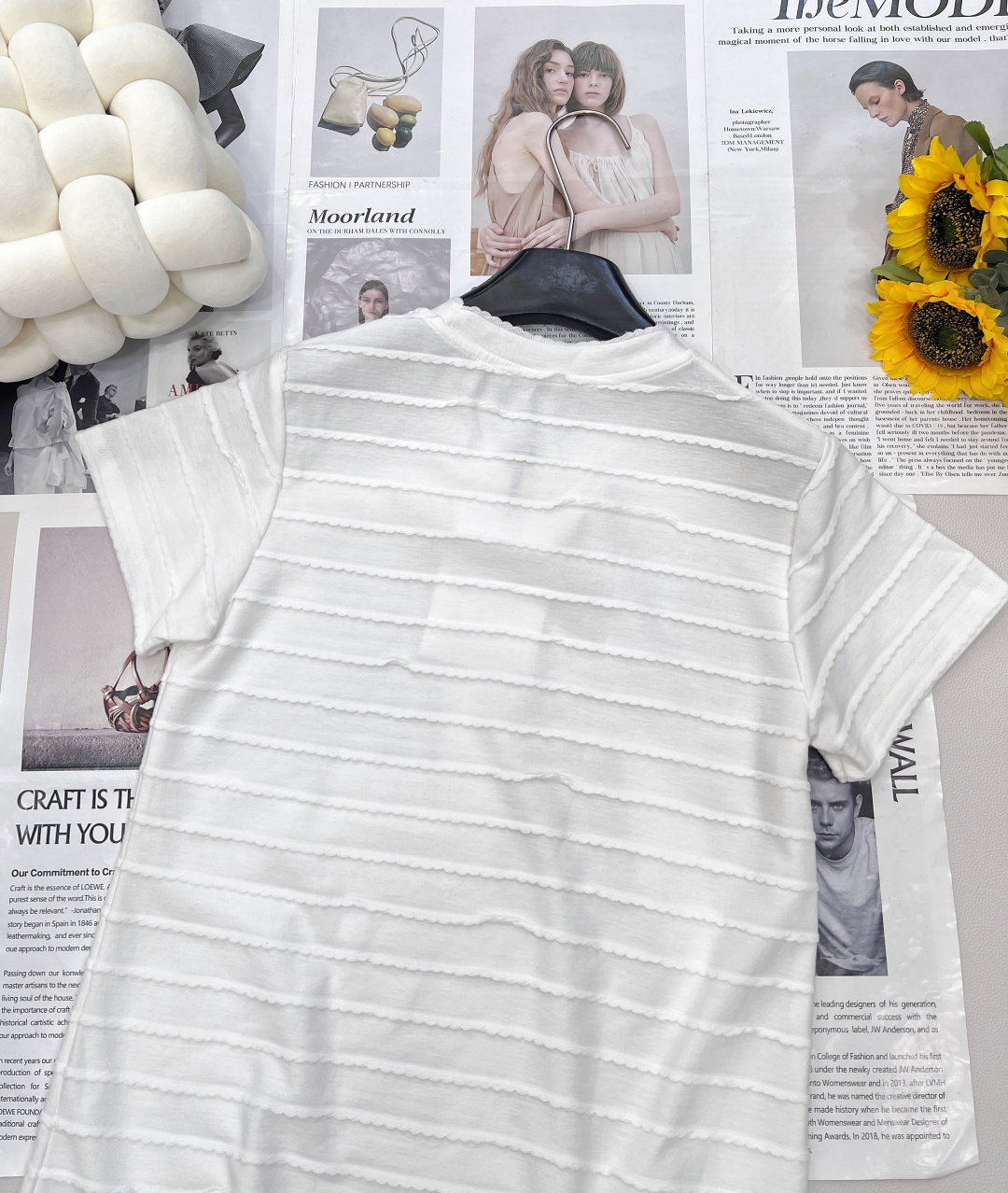 🆕CHANEL新款小香风白色珍珠蝴蝶结花边短袖连衣裙，走中古小香风路线，亮点如下： 别致花边丰富视觉，增