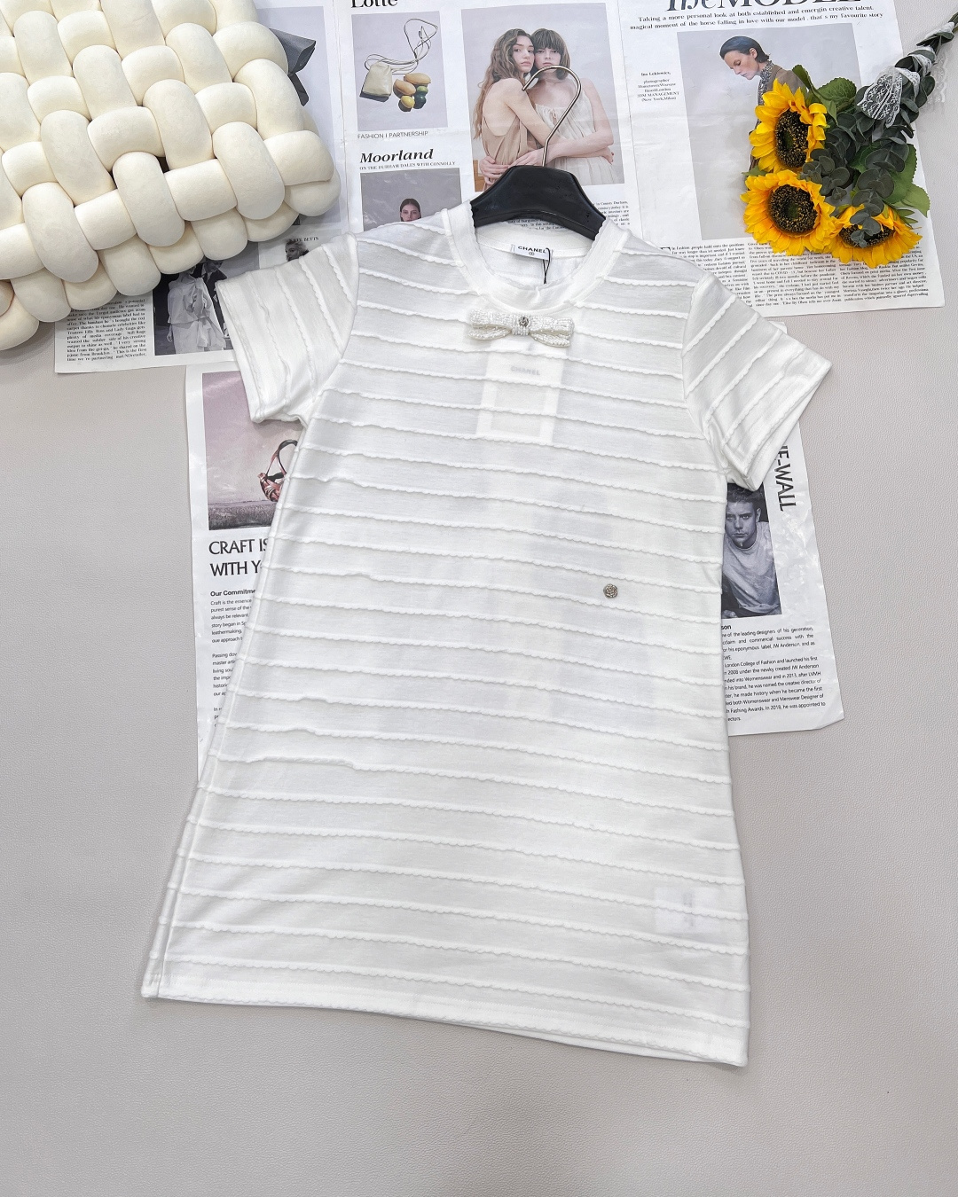 NO:426533,CHANEL's new small fragrance style white pearl bow lace short-sleeved dress, taking the route of mid-autumn small fragrance style, the highlights are as follows: the unique lace rich vision and adds a sense of exquisiteness; the neckline bow is hand-sewn, customized three-dimensional style, with unique and eye-catching design, highlighting the ingenuity. The round neck is loose, not picky about the figure, comfortable and comfortable upper body, and has no constraints in daily activities. It integrates the mid-autumn small fragrance style, classic and fashionable, with elements such as pearls, and comes with a high-end atmosphere. It is a powerful tool for creating sweet, elegant, retro and fashionable styles. It has a popular hot product attribute, suitable for people who pursue unique outfits, whether it is daily going out or light social occasions. The three standards are complete!  Large-scale size sml code, chanel, skirts, T-shirt, alexander wang19860909CHANEL新款小香风白色珍珠蝴蝶结花边短袖连衣裙,走中古小香风路线,亮点如下 别致花边丰富视觉,增添精致感；领口蝴蝶结手工缝制,定制立体样式,设计感独特又吸睛,凸显匠心 圆领宽松版型,不挑身材,上身舒适自在,日常活动无束缚 融合中古小香风,经典又具时尚感,珍珠等元素加持,自带高级氛围,是打造甜美优雅、复古时髦造型的利器,热门爆款属性,适合追求独特穿搭的人群 ,无论是日常出街还是轻社交场合都适配 .三标齐全！大货出 尺码sml 编码,,chanel,skirts,T-shirt,alexander wang,Women's clothing