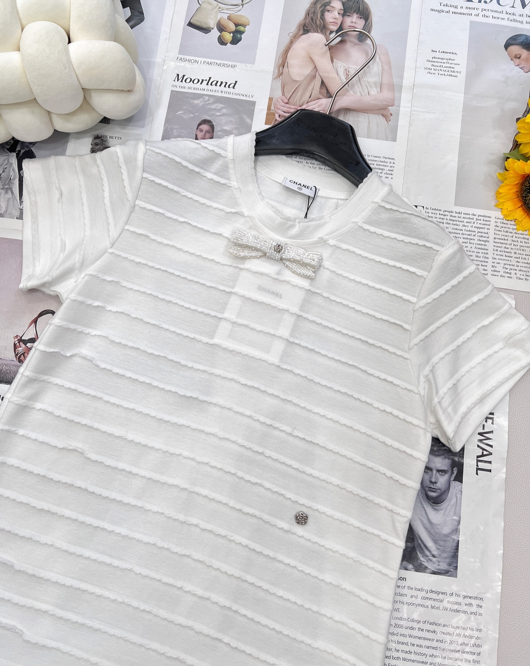 🆕CHANEL新款小香风白色珍珠蝴蝶结花边短袖连衣裙，走中古小香风路线，亮点如下： 别致花边丰富视觉，增