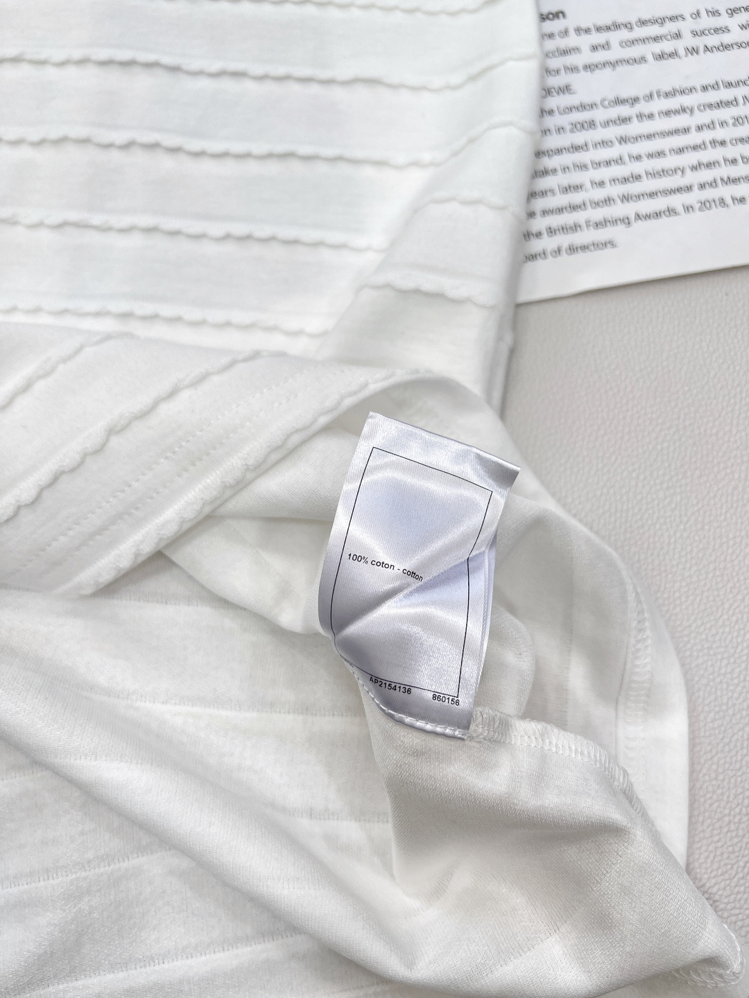 🆕CHANEL新款小香风白色珍珠蝴蝶结花边短袖连衣裙，走中古小香风路线，亮点如下： 别致花边丰富视觉，增