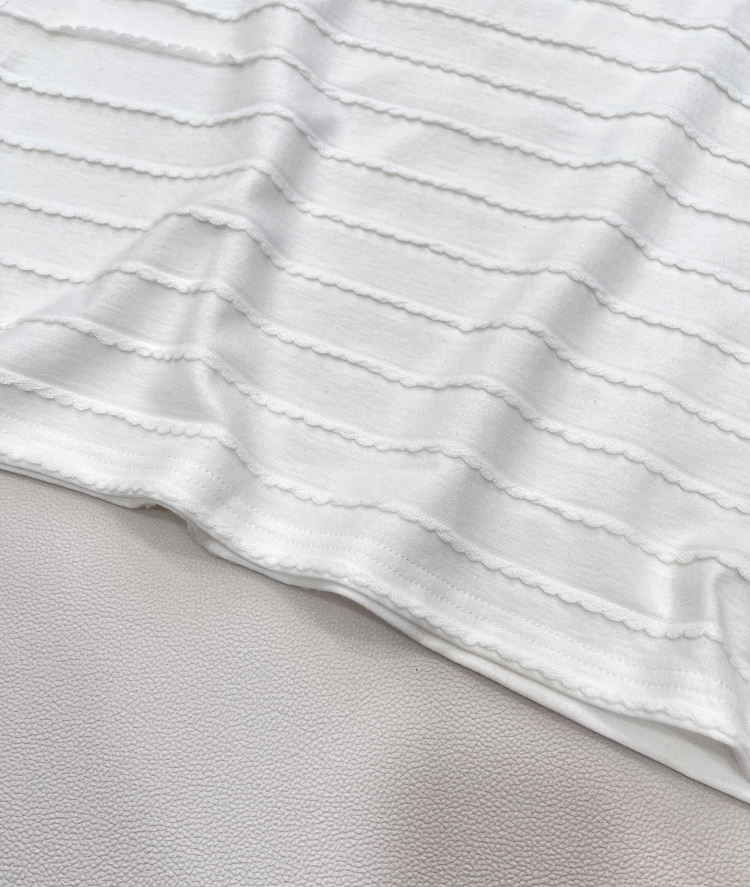 🆕CHANEL新款小香风白色珍珠蝴蝶结花边短袖连衣裙，走中古小香风路线，亮点如下： 别致花边丰富视觉，增