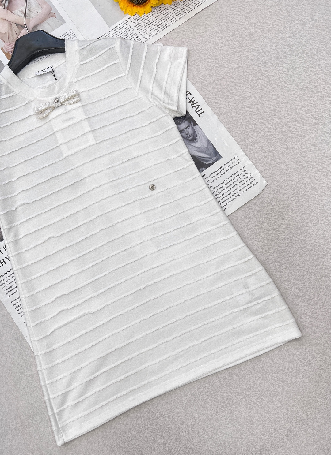 🆕CHANEL新款小香风白色珍珠蝴蝶结花边短袖连衣裙，走中古小香风路线，亮点如下： 别致花边丰富视觉，增