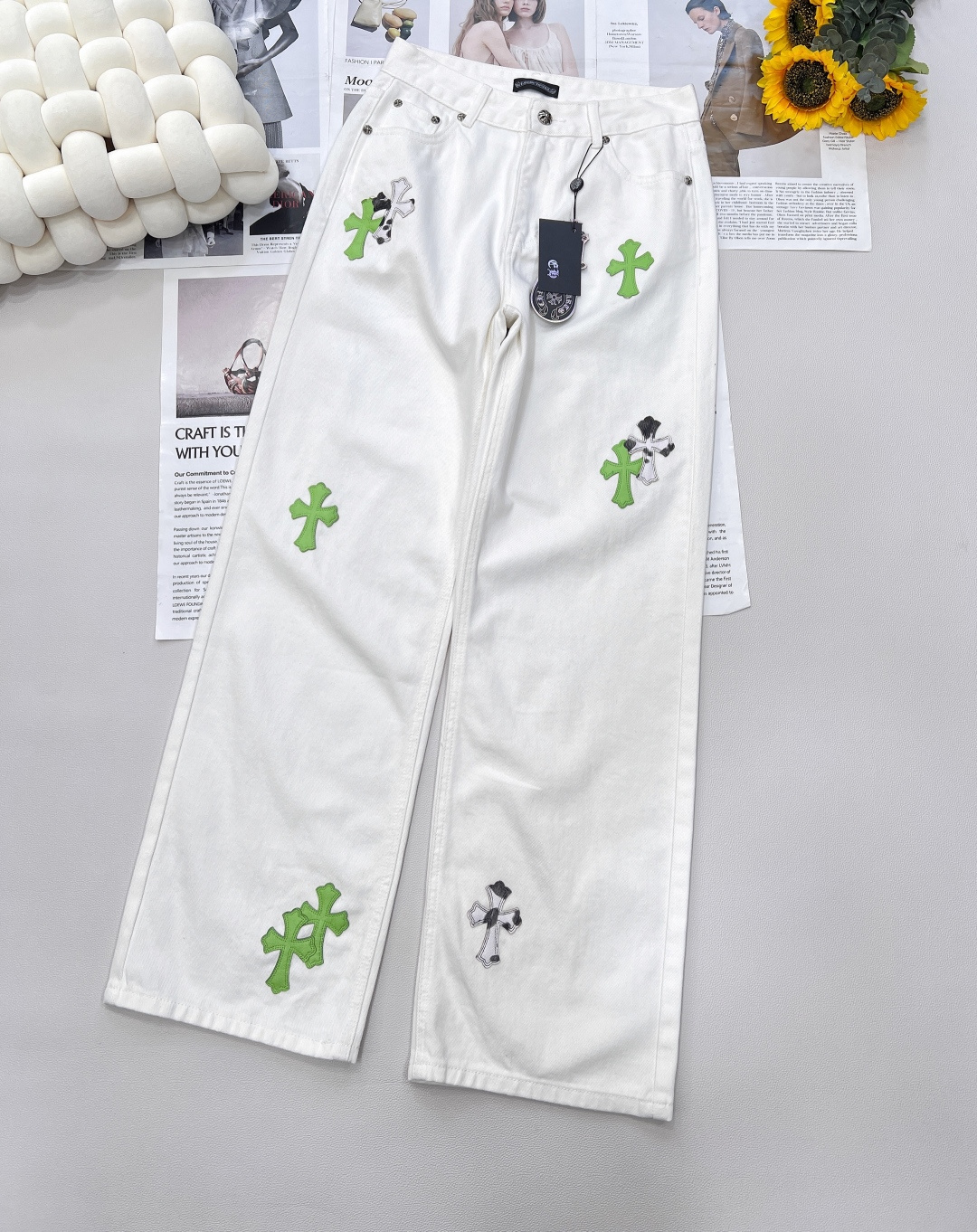 NO:426530,Chrome hearts2025 new product white Cro* two-color leather label denim trousers, white Sailo fabric, cut-out motorcycle cross leather label, different from the color of leather label cross in previous years, custom hardware for fermented stone grinding drift!  Four seasons, complete three standards, large-scale products, size sml code, chrome hearts, chrome hearts, alexander wang19860909Chrome hearts2025新品白色克罗*双色皮标牛仔长裤,白色赛络纺面料,裁片机车十字架皮标,区别往年的皮标十字架颜色,酵石磨漂定制五金！四季款,三标齐全,大货出 尺码sml 编码,,chrome hearts,chrome hearts,alexander wang,Women's clothing