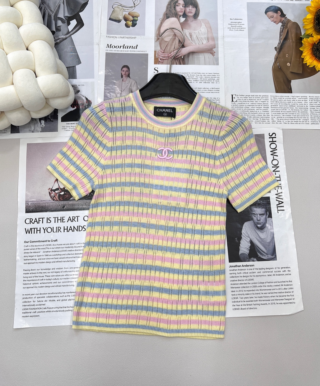 NO:426526,CHANEL small fragrant pit striped letter embroidery knitted short sleeves, this pit striped letter embroidered round neck knitted short sleeves, plays classic and fresh. The macaron striped color combination is superb, like wearing a spring rainbow, energetic and sweet~ The pit striped texture has a three-dimensional feeling, slim and not slim, outlining the graceful body shape. The classic letter embroidery on the chest, low-key, highlighting the brand style. The round neck design is suitable for various neck lines. It is very unique in daily single wear and layering. It is easy to grasp the exquisite and relaxing feeling. It is a must-have for spring and summer outfits!  Complete three standards, large-scale products, size sml code, chanel, T-shirt, alexander wang19860909CHANEL小香坑条纹字母刺绣针织短袖,这款坑条字母刺绣圆领针织短袖,把经典与清新玩出花 马卡龙条纹配色超绝,像把春日彩虹穿身上,活力又甜酷~ 坑条纹理自带立体感,修身不勒肉,勾勒曼妙身形 胸前经典字母刺绣,低调彰显品牌格调,圆领设计适配各种脖颈线条,日常单穿、叠穿都很绝,轻松拿捏精致松弛感,春夏穿搭刚需必入！三标齐全,大货出 尺码sml 编码,,chanel,T-shirt,alexander wang,Women's clothing