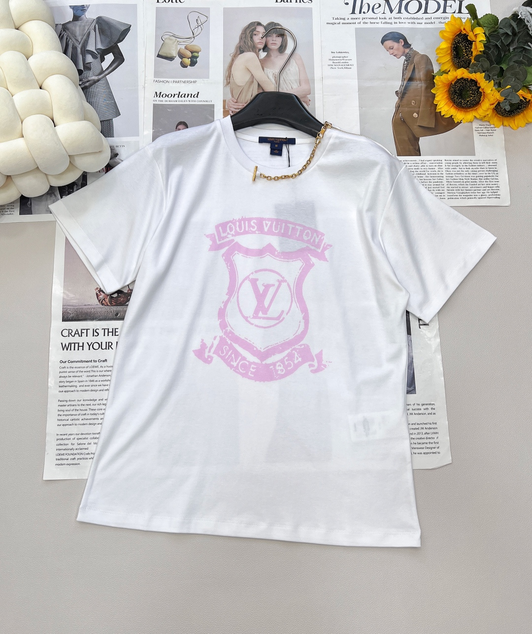 NO:426534,LOUIS VUITTON's new spray-painted printed chain short sleeves are a must-have for fashionable styles. Customized YB cotton material is breathable and comfortable, with a slight elasticity, and the slimming effect is excellent~ The retro old letter logo on the chest + shield badge, which fills the sense of high-end. The single-sided shoulder zipper and neckline directly transforms into a gorgeous necklace design, highlights!  Whether you wear it alone or play with it layered, you can firmly grasp the fashionable tone, identify the customized surface auxiliary material version, don't let the texture be disconnected ~ The three-standard product is available in large sizes SML code,,louis vuitton,T-shirt,necklace,alexander wang19860909LOUIS VUITTON新款喷绘印花链条短袖,是时髦精必入的存在 定制YB全棉材质,透气又舒适,带着微微弹力,显瘦效果一绝～ 胸前复古做旧字母标识+盾牌徽章,把高级感拉满 单侧肩膀拉链连领口,直接变身华丽项链设计,亮点炸场！不管单穿耍酷,还是内搭叠穿玩层次,都能稳稳拿捏时髦腔调,认准定制面辅料版本,别让质感掉线～三标齐全大货出 尺码sml 编码,,louis vuitton,T-shirt,necklace,alexander wang,Women's clothing