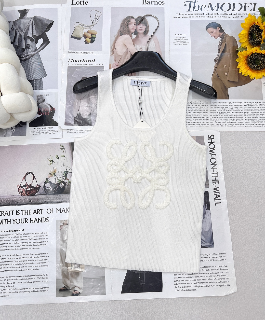 NO:426542,LOEWE's new three-dimensional towel embroidery logo knitted vest, wear high-end feeling on your body. Use three-dimensional towel embroidery LOGO to grasp the exquisite feeling, the texture is full and three-dimensional, like wearing an artistic relief on your body~ The knitted fabric comes with a gentle filter, which is comfortable to fit the skin and hides delicate elasticity, quietly making the body lines look even more outstanding. The U-shaped collarbone just reveals its beautiful collarbone. It is a cool and fashionable essence to wear alone. It is also superb when worn as a layering artifact. It is easy to wear a shirt or suit, and the high-end feeling is directly full. It is a perfect dressing panacea. Whoever wears it understands Luo Yiwei's aesthetic!  Two colors are outstanding, three standards are complete!  Size sml encoding, loewe,loewe,shirts,business suit,alexander wang19860909LOEWE新款立体毛巾绣logo针织背心 ,把高级感穿在身上.用立体毛巾绣 LOGO 狠狠拿捏精致感,纹理饱满又立体,像把艺术浮雕穿在身上～ 针织面料自带温柔滤镜,贴肤舒适还藏着细腻弹力,悄悄把身材线条衬得更绝 U 型领刚好露出漂亮锁骨,单穿是清冷时髦精,内搭当叠穿神器也超绝,随便配衬衫、西装,高级感直接拉满,妥妥的穿搭万金油,谁穿谁懂罗意威的审美！两色出,三标齐全！ 尺码sml 编码,,loewe,loewe,shirts,business suit,alexander wang,Women's clothing