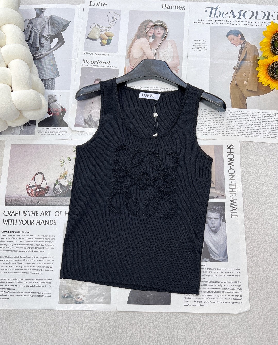 NO:426551,LOEWE's new three-dimensional towel embroidery logo knitted vest, wear high-end feeling on your body. Use three-dimensional towel embroidery LOGO to grasp the exquisite feeling, the texture is full and three-dimensional, like wearing an artistic relief on your body~ The knitted fabric comes with a gentle filter, which is comfortable to fit the skin and hides delicate elasticity, quietly making the body lines look even more outstanding. The U-shaped collarbone just reveals its beautiful collarbone. It is a cool and fashionable essence to wear alone. It is also superb when worn as a layering artifact. It is easy to wear a shirt or suit, and the high-end feeling is directly full. It is a perfect dressing panacea. Whoever wears it understands Luo Yiwei's aesthetic!  Two colors are outstanding, three standards are complete!  Size sml encoding, loewe,loewe,shirts,business suit,alexander wang19860909LOEWE新款立体毛巾绣logo针织背心 ,把高级感穿在身上.用立体毛巾绣 LOGO 狠狠拿捏精致感,纹理饱满又立体,像把艺术浮雕穿在身上～ 针织面料自带温柔滤镜,贴肤舒适还藏着细腻弹力,悄悄把身材线条衬得更绝 U 型领刚好露出漂亮锁骨,单穿是清冷时髦精,内搭当叠穿神器也超绝,随便配衬衫、西装,高级感直接拉满,妥妥的穿搭万金油,谁穿谁懂罗意威的审美！两色出,三标齐全！ 尺码sml 编码,,loewe,loewe,shirts,business suit,alexander wang,Women's clothing