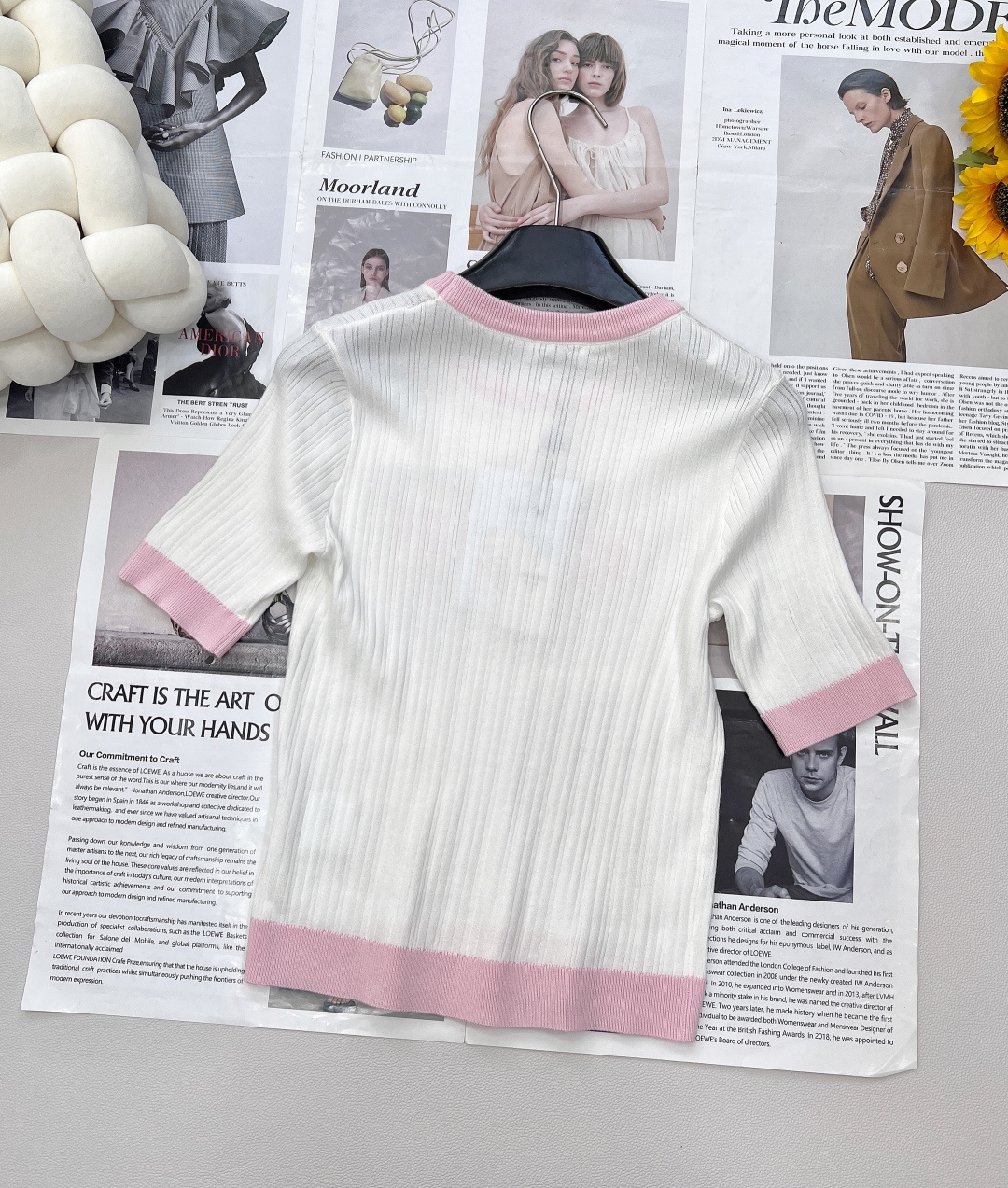 🆕CHANEL小香竖条纹字母提花针织短袖，这款竖条纹字母提花圆领针织短袖，把经典与清新玩出花💐 马卡龙条