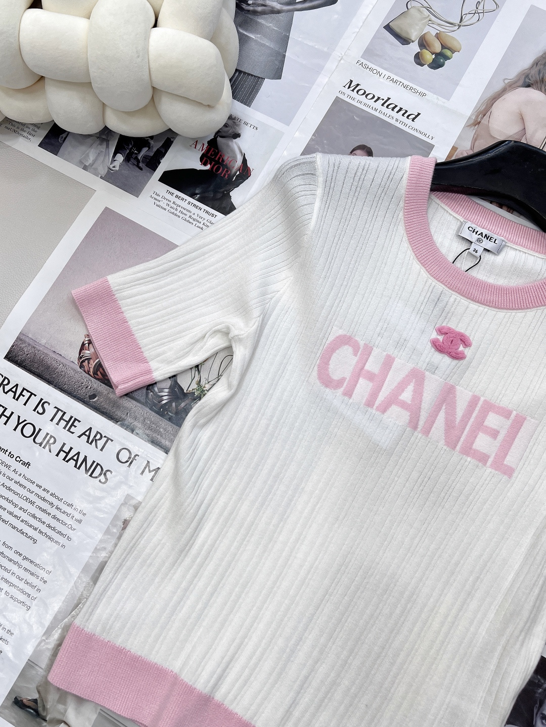 🆕CHANEL小香竖条纹字母提花针织短袖，这款竖条纹字母提花圆领针织短袖，把经典与清新玩出花💐 马卡龙条